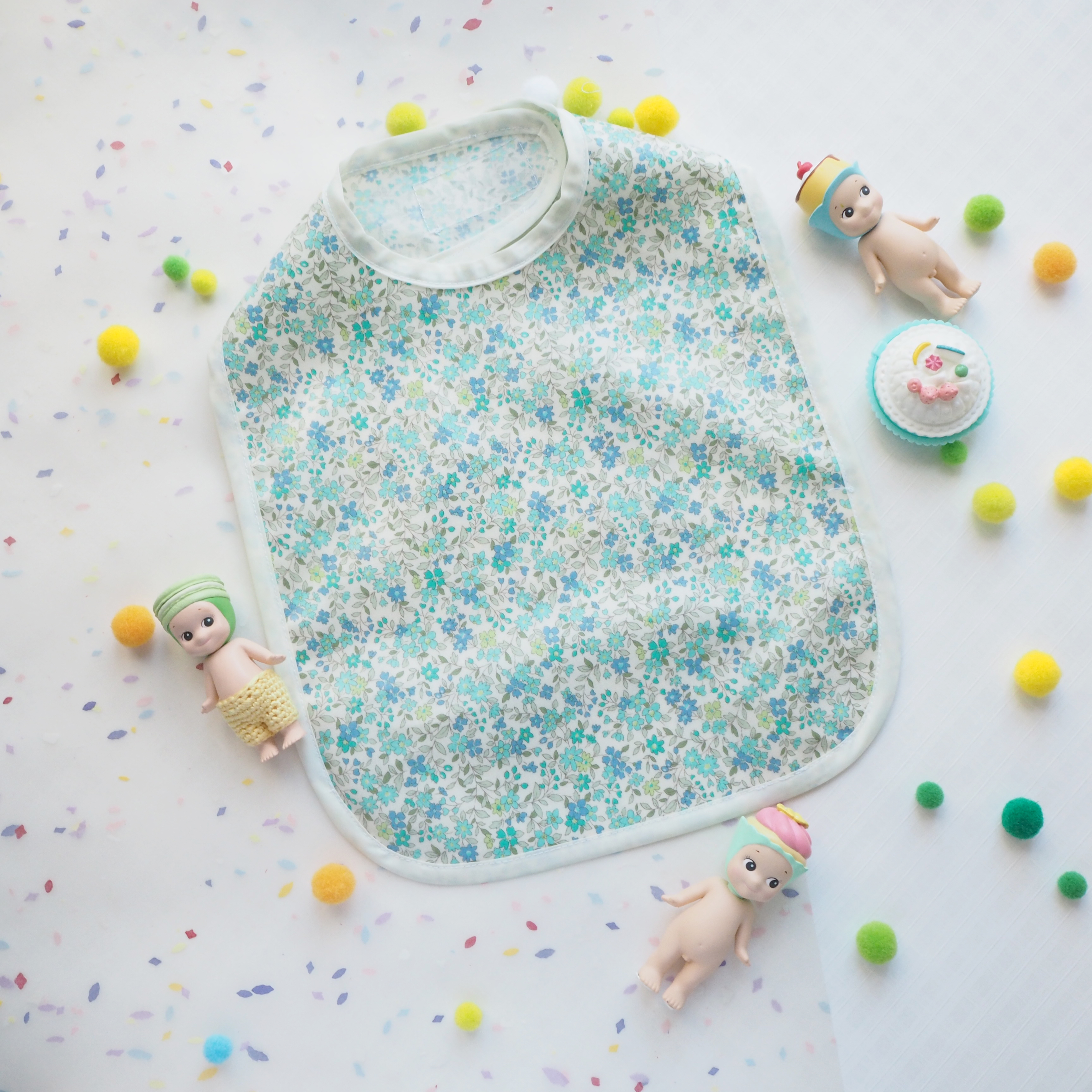 藍色碎花圖案食事用防水口水肩