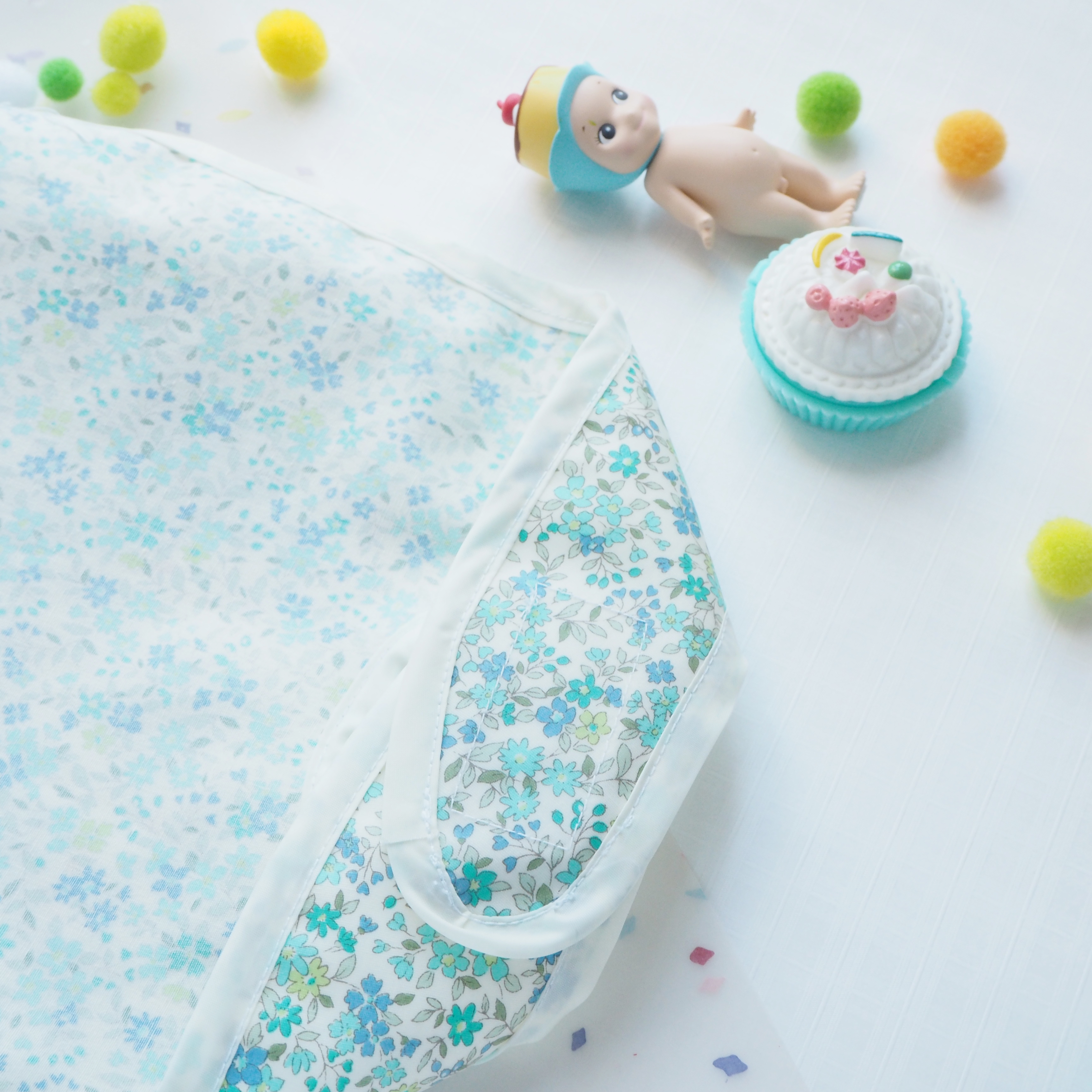 藍色碎花圖案食事用防水口水肩