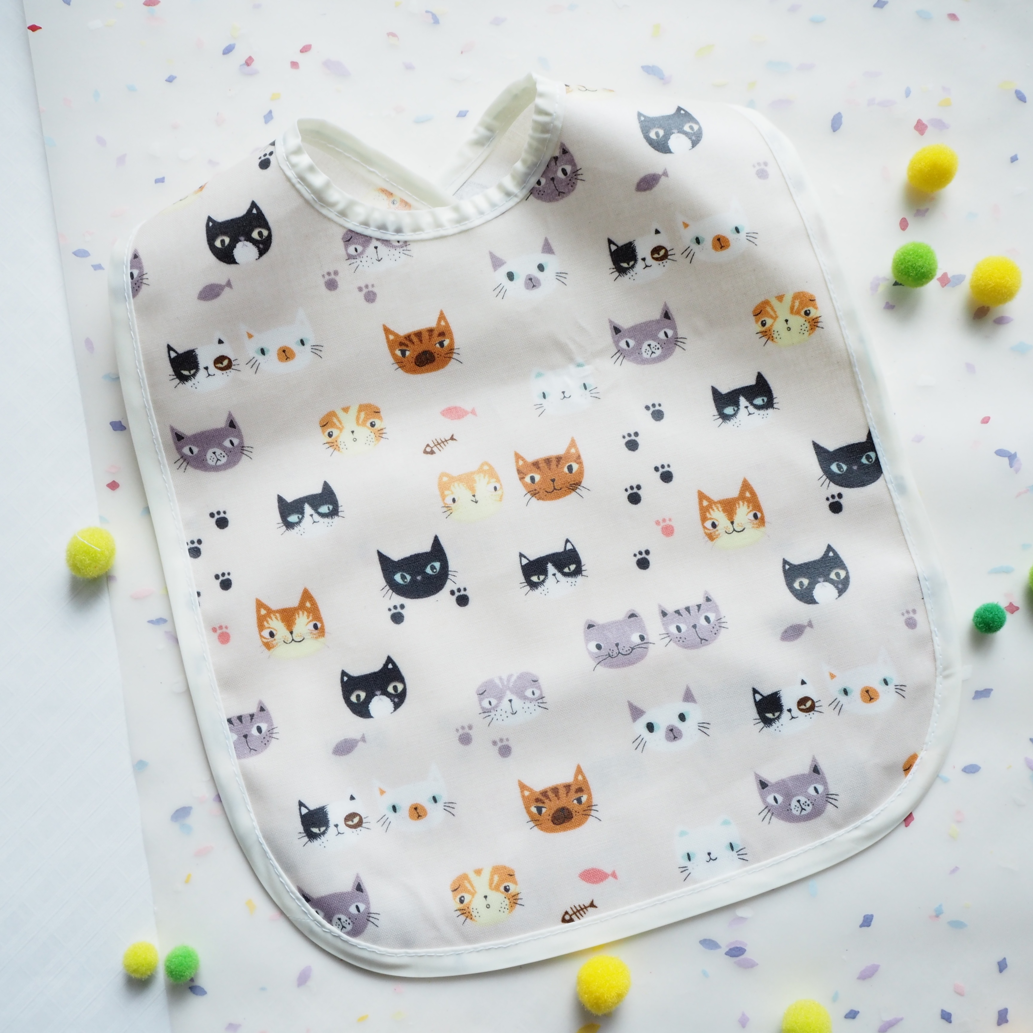 米色貓圖案食事用防水口水肩