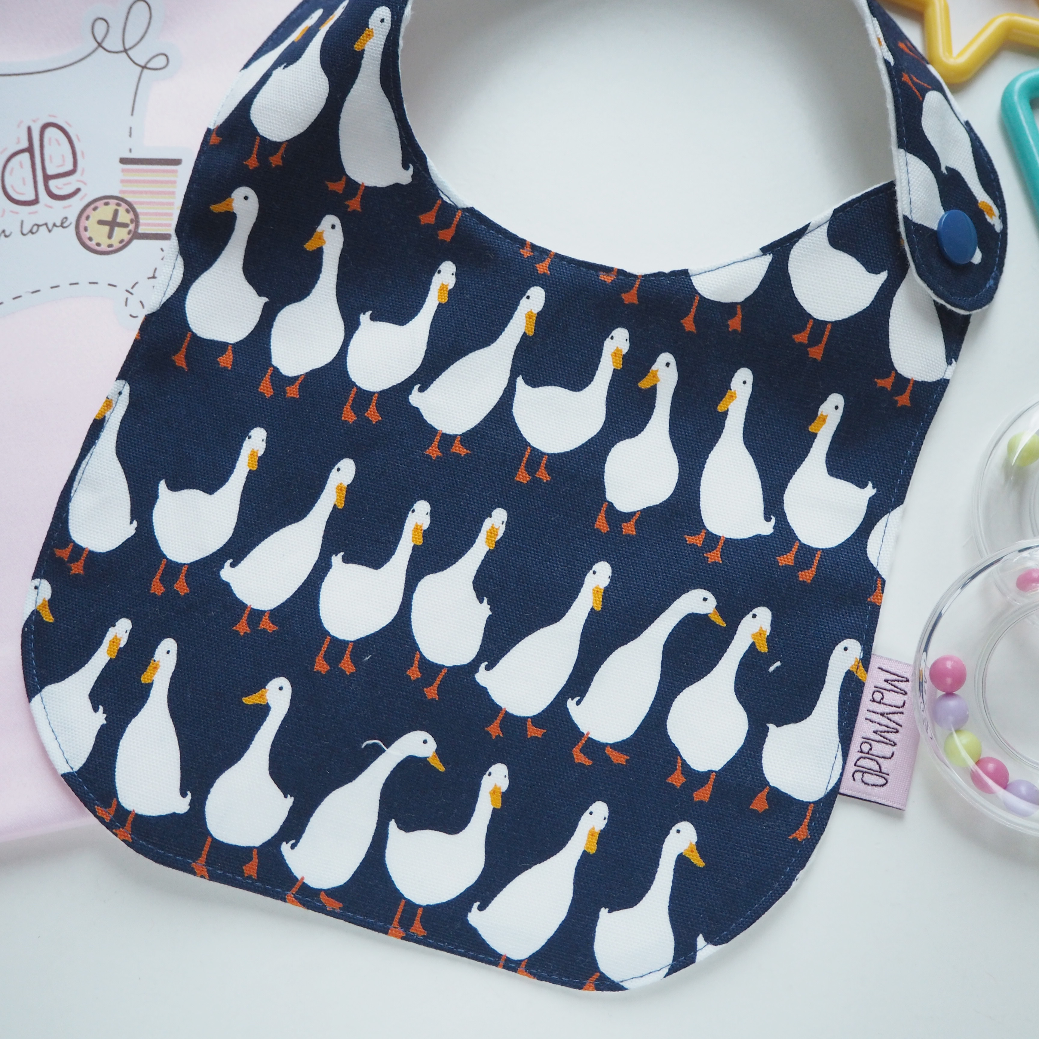 深藍小鵝圖案口水肩