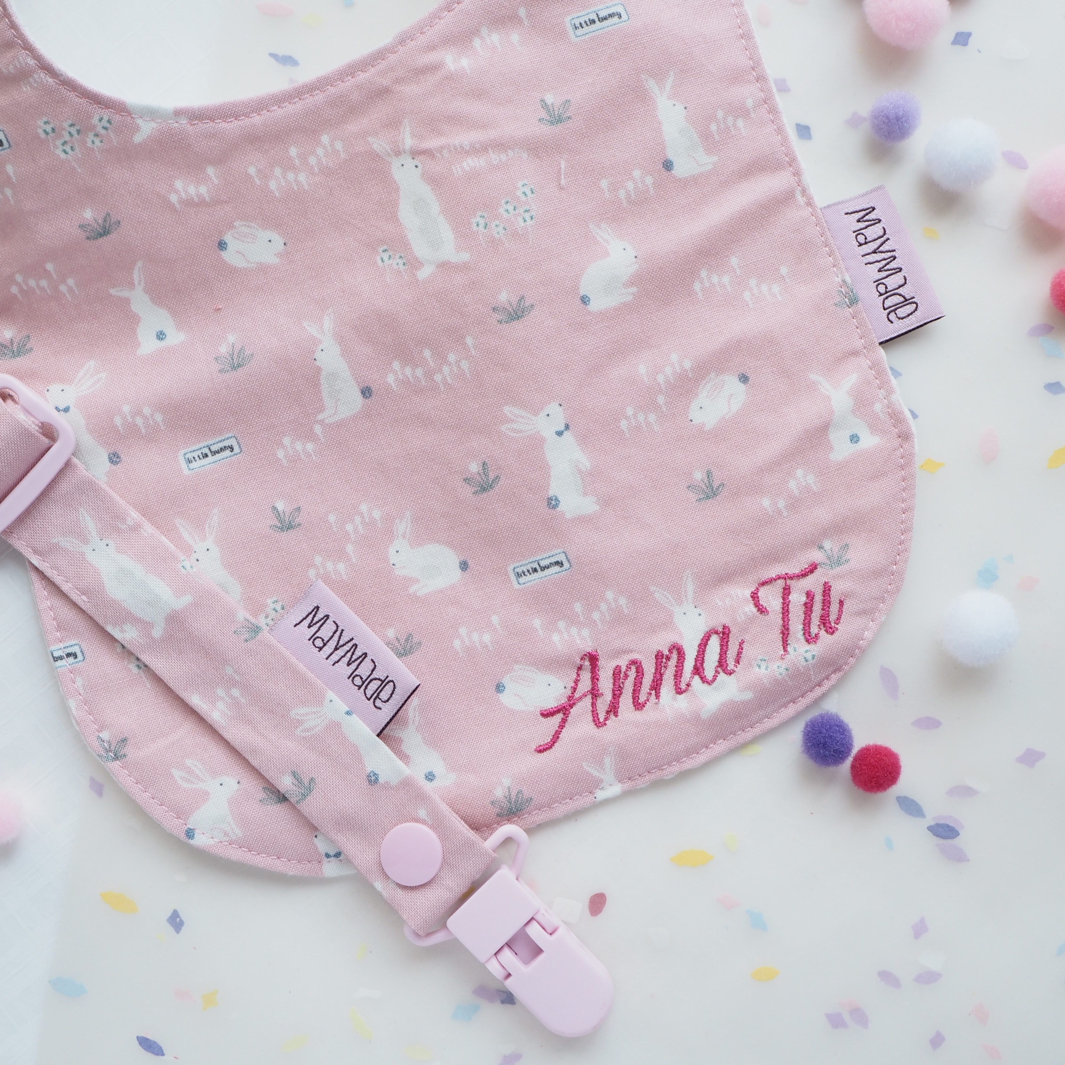 粉紅小兔圖案口水肩