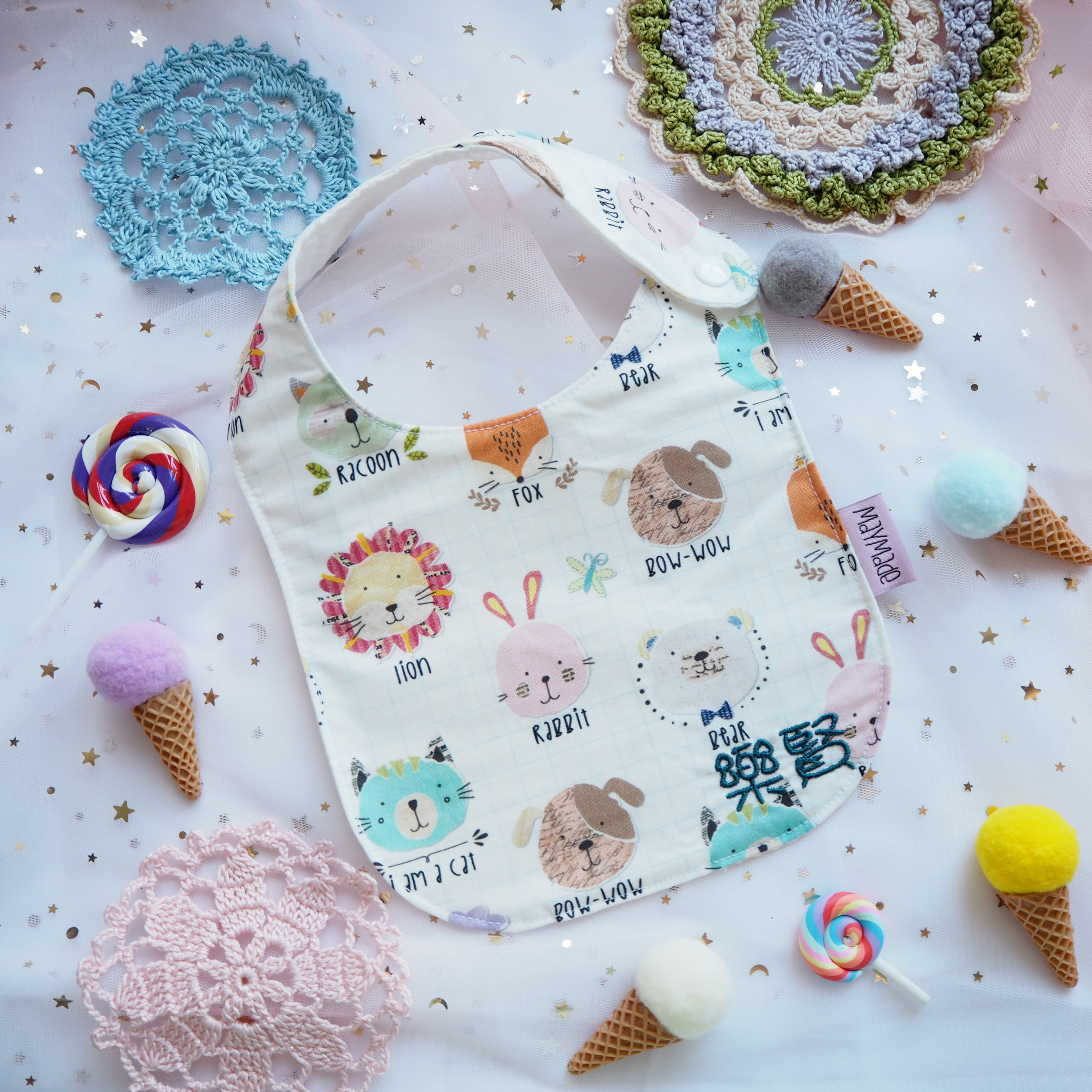 白色動物圖案口水肩