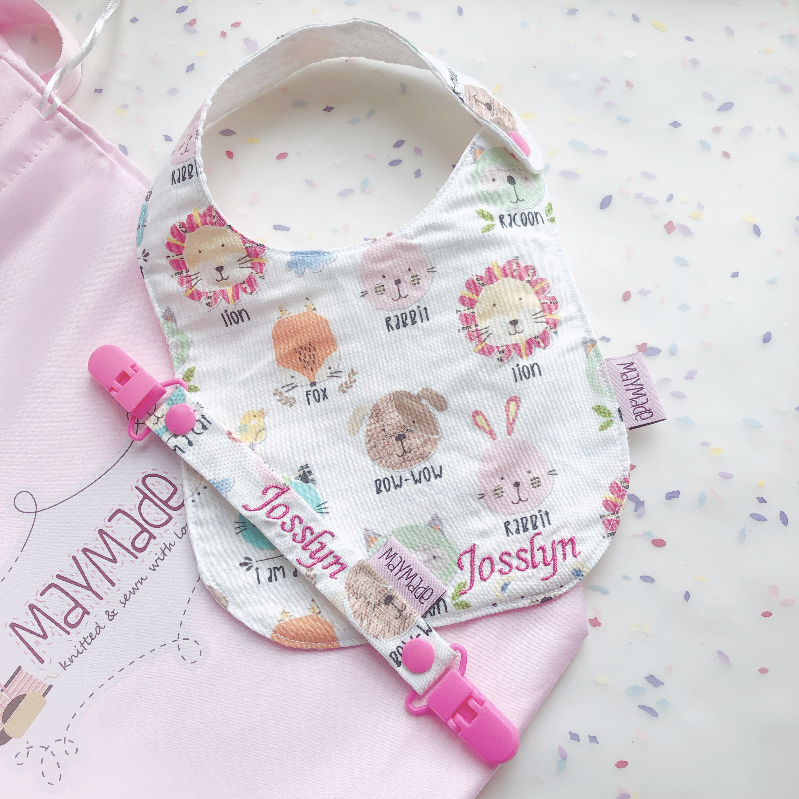 白色動物圖案口水肩