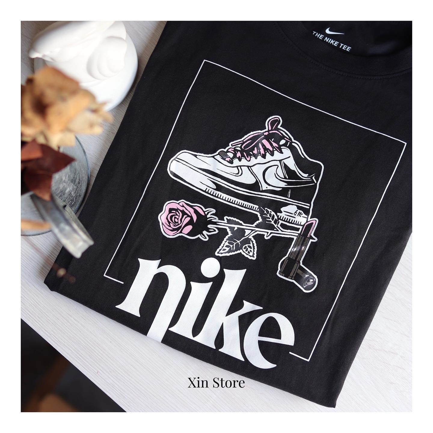 【現貨】Nike NSW Force Rose Tee 塗鴉 玫瑰 口紅 黑