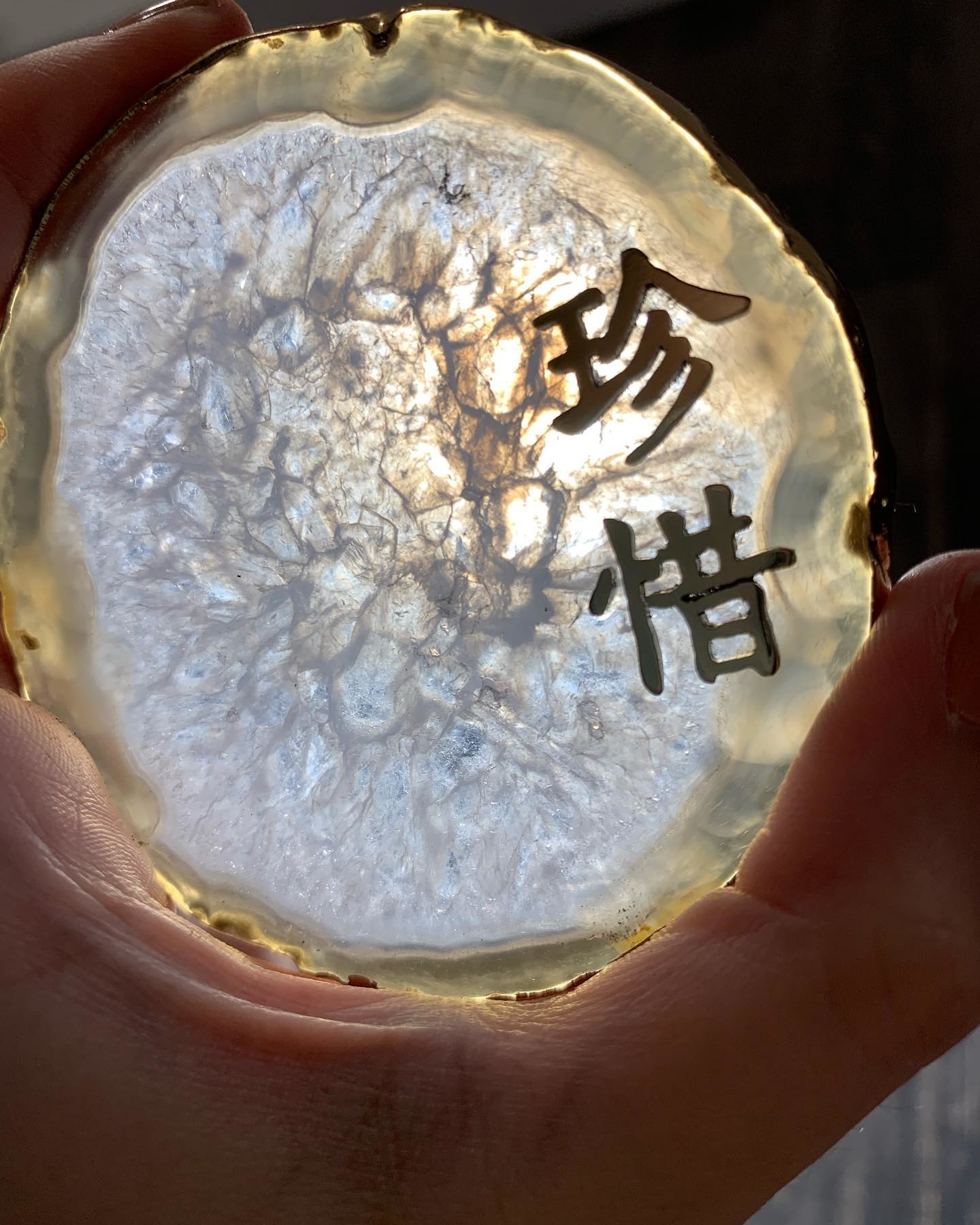 今夜凌晨我相信身為香港人的大家難以入睡，一幕幕怵目驚心的畫面揮之不去，身為和理非的一群，未能走上前線，未能完全認同個別前線勇武行動，但絕對堅持不割蓆原則！