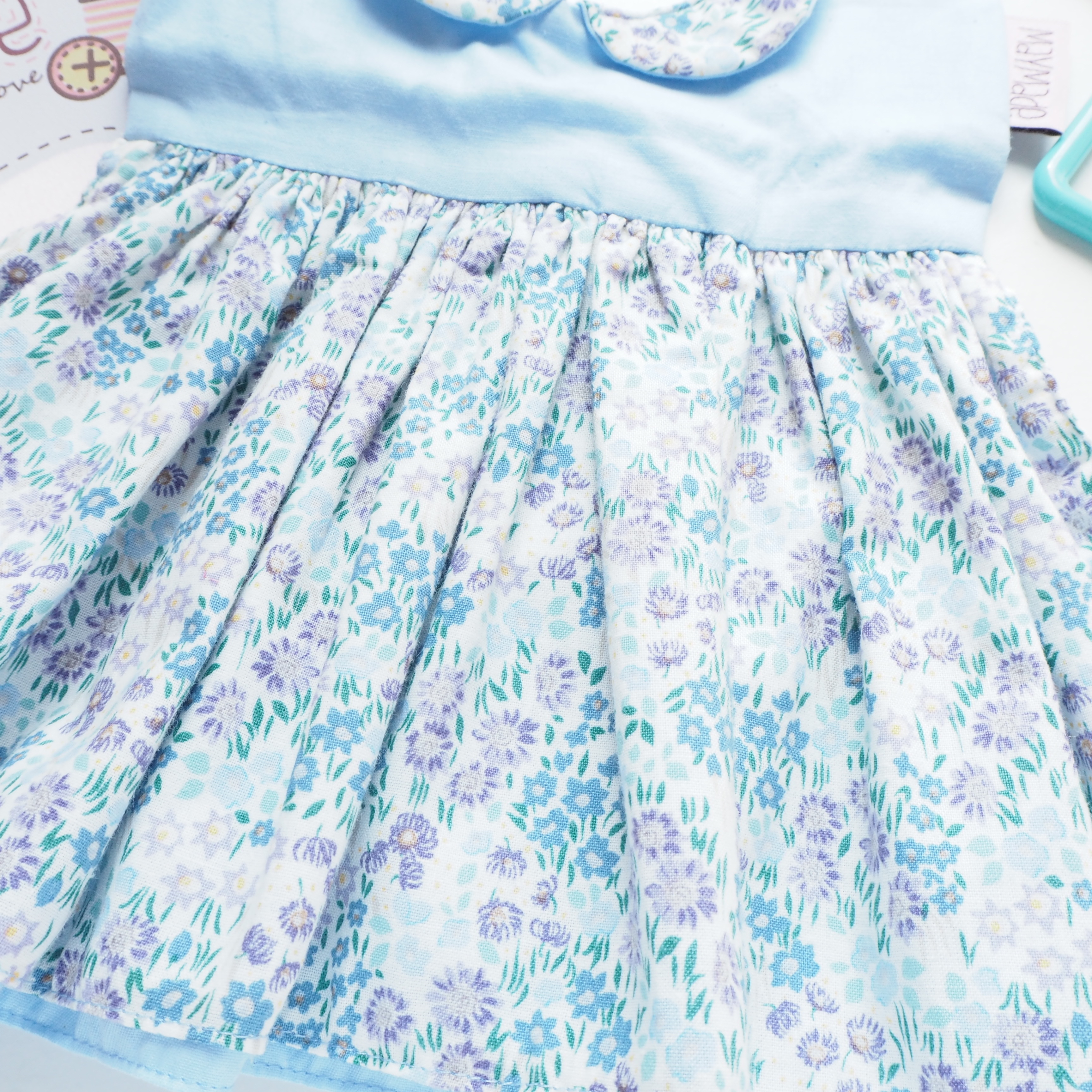 藍色碎花圖案 迷你裙造型口水肩 彌月禮物