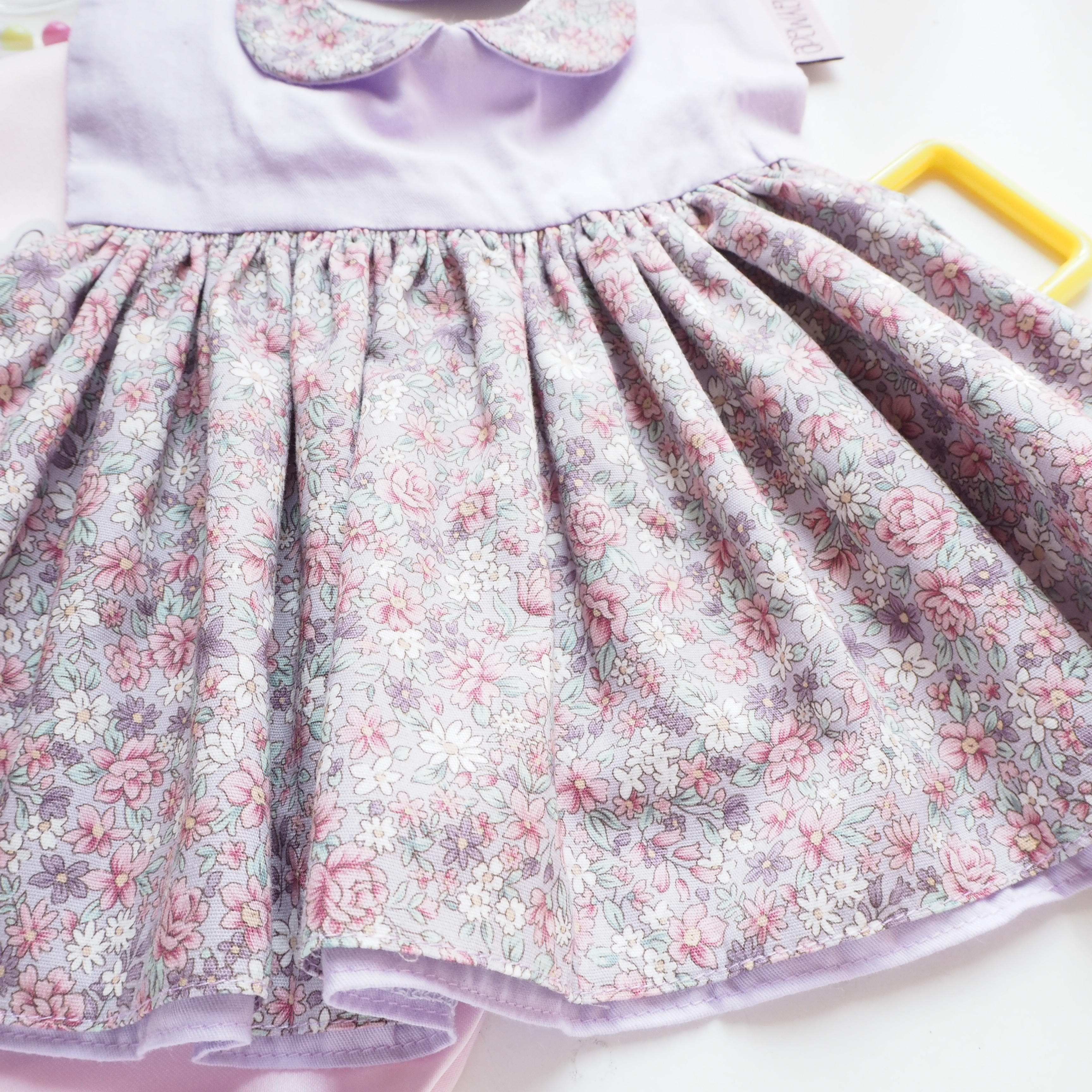 紫色碎花圖案 迷你裙造型口水肩 彌月禮物