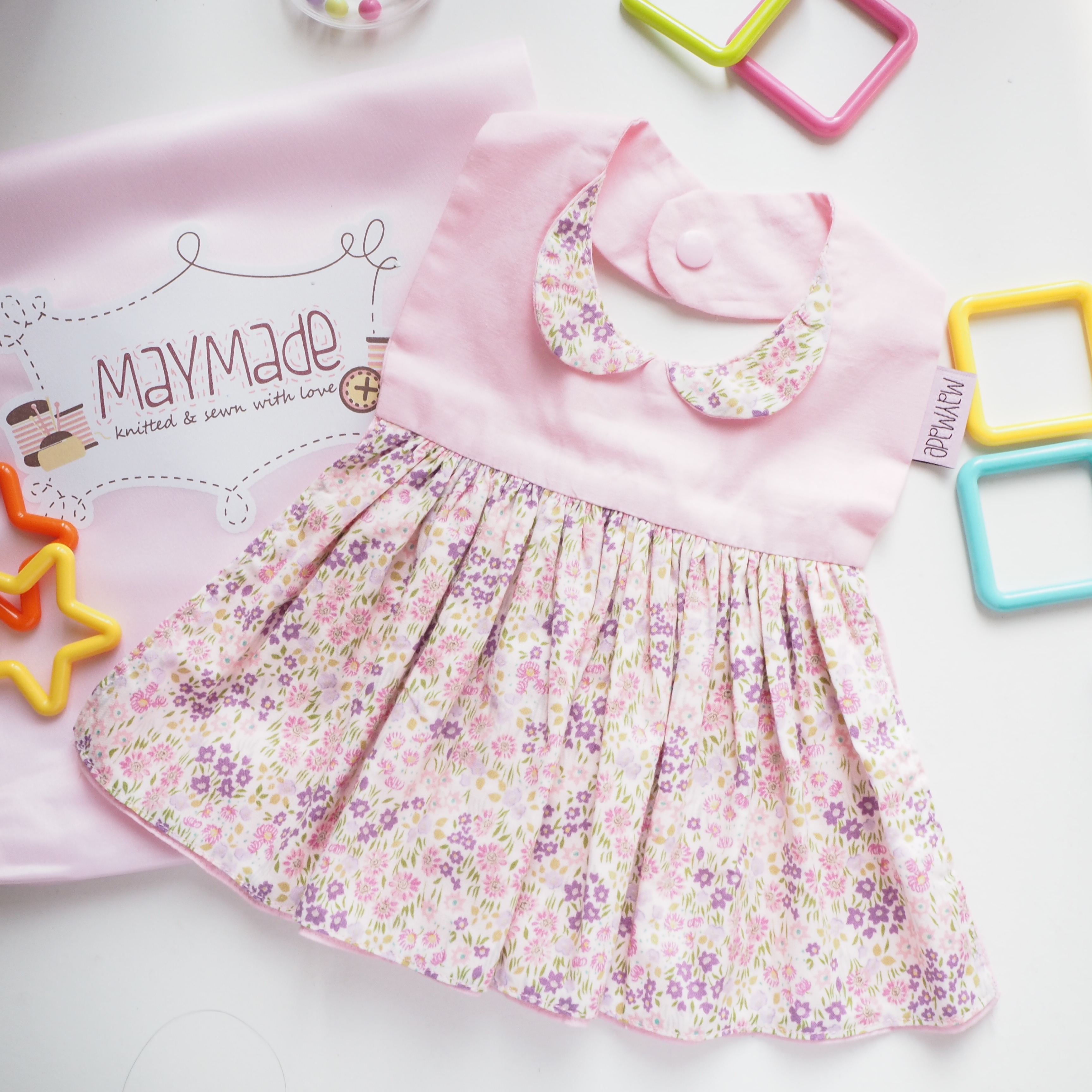 【最後一條】粉紅色碎花圖案 迷你裙造型口水肩 彌月禮物