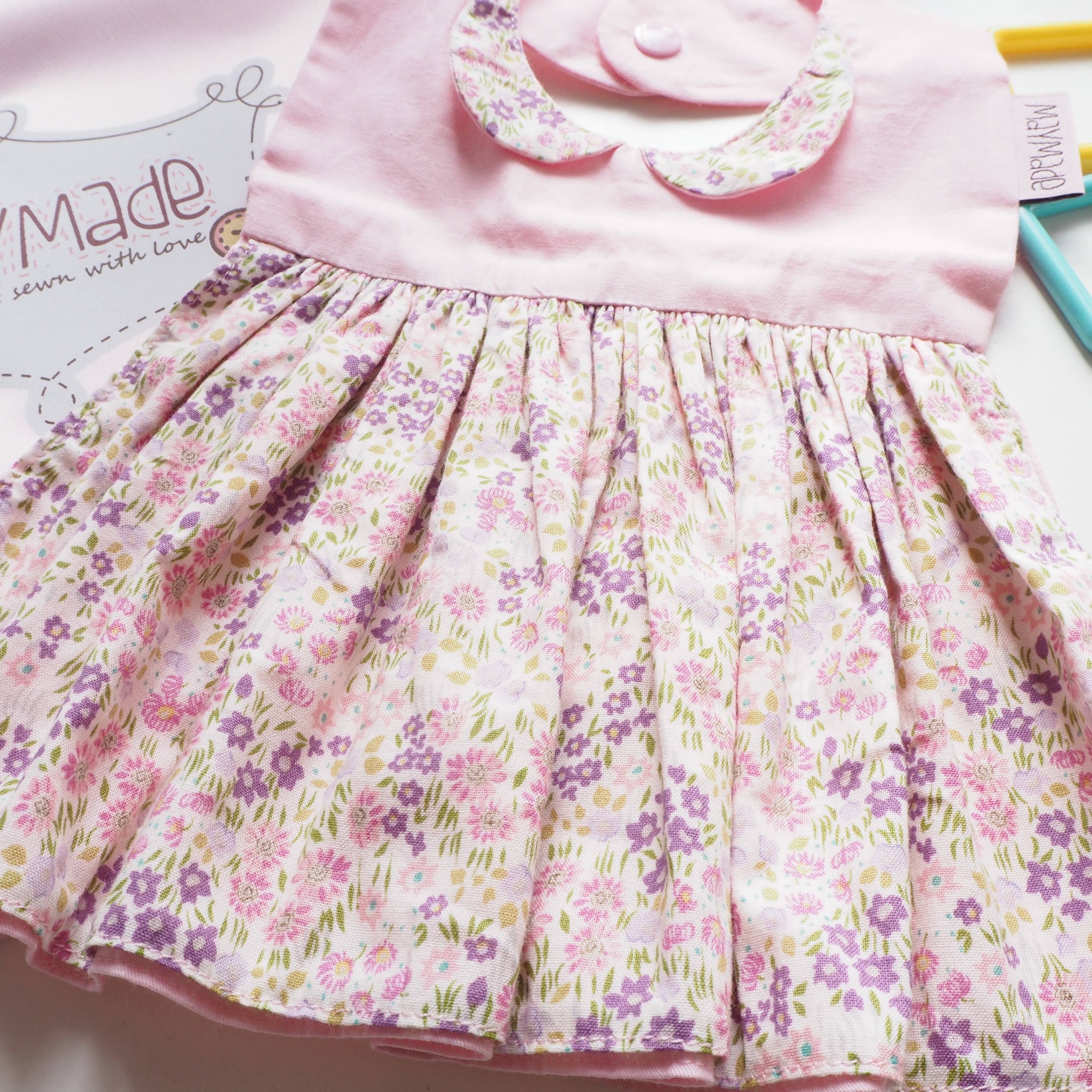 【最後一條】粉紅色碎花圖案 迷你裙造型口水肩 彌月禮物