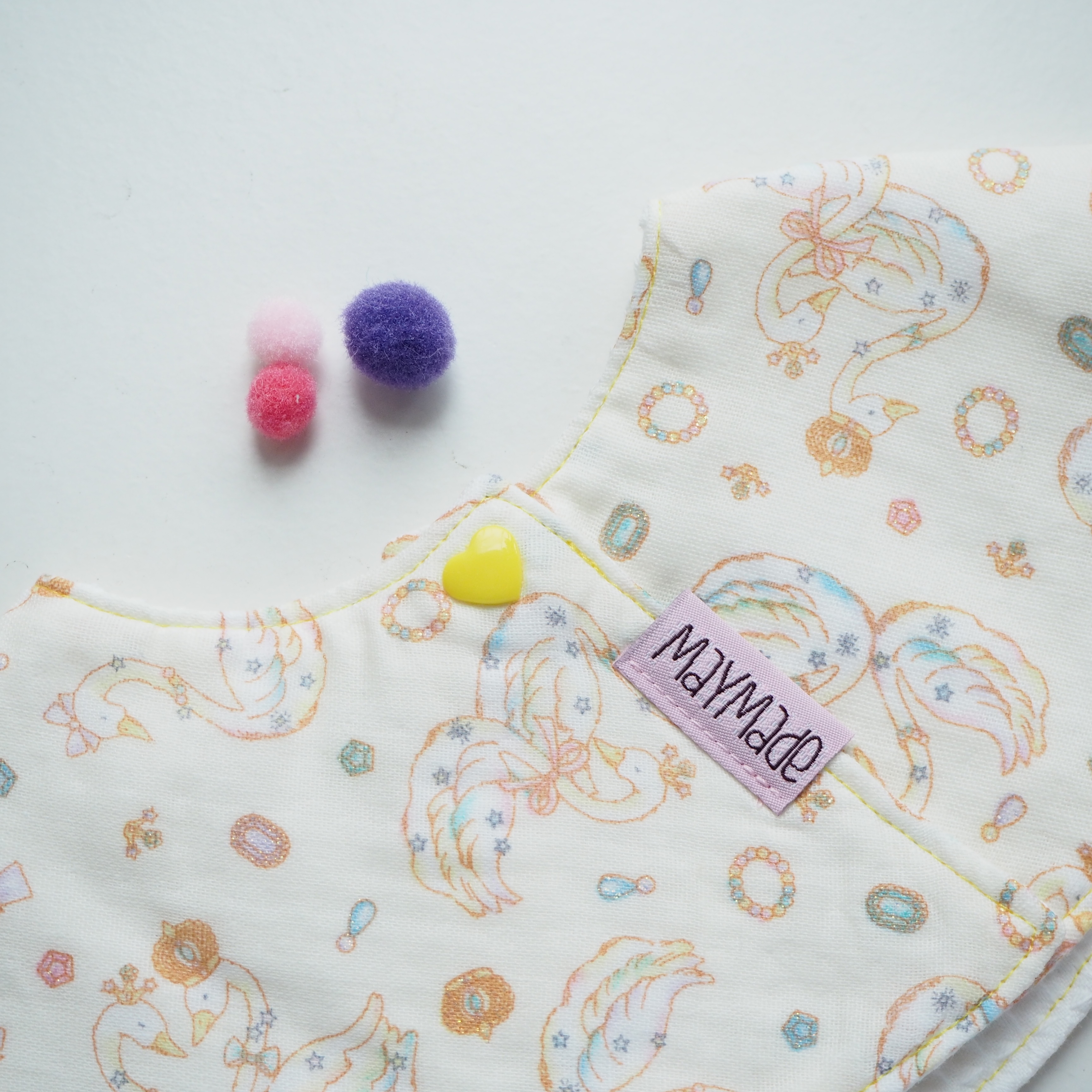 黃色天鵝圖案 貝果造型口水肩 彌月禮物