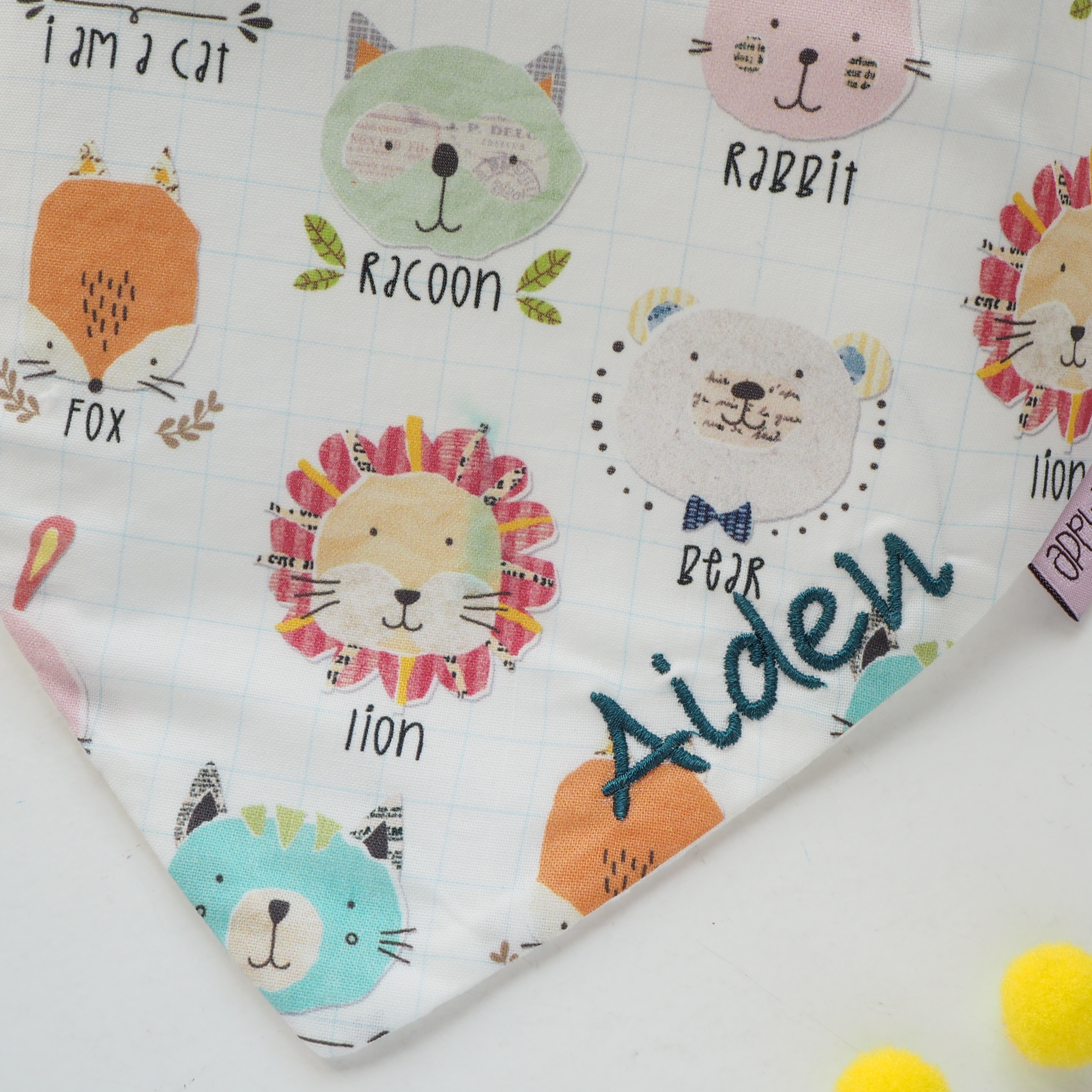 白色動物圖案 三角領巾造型口水肩 彌月禮物