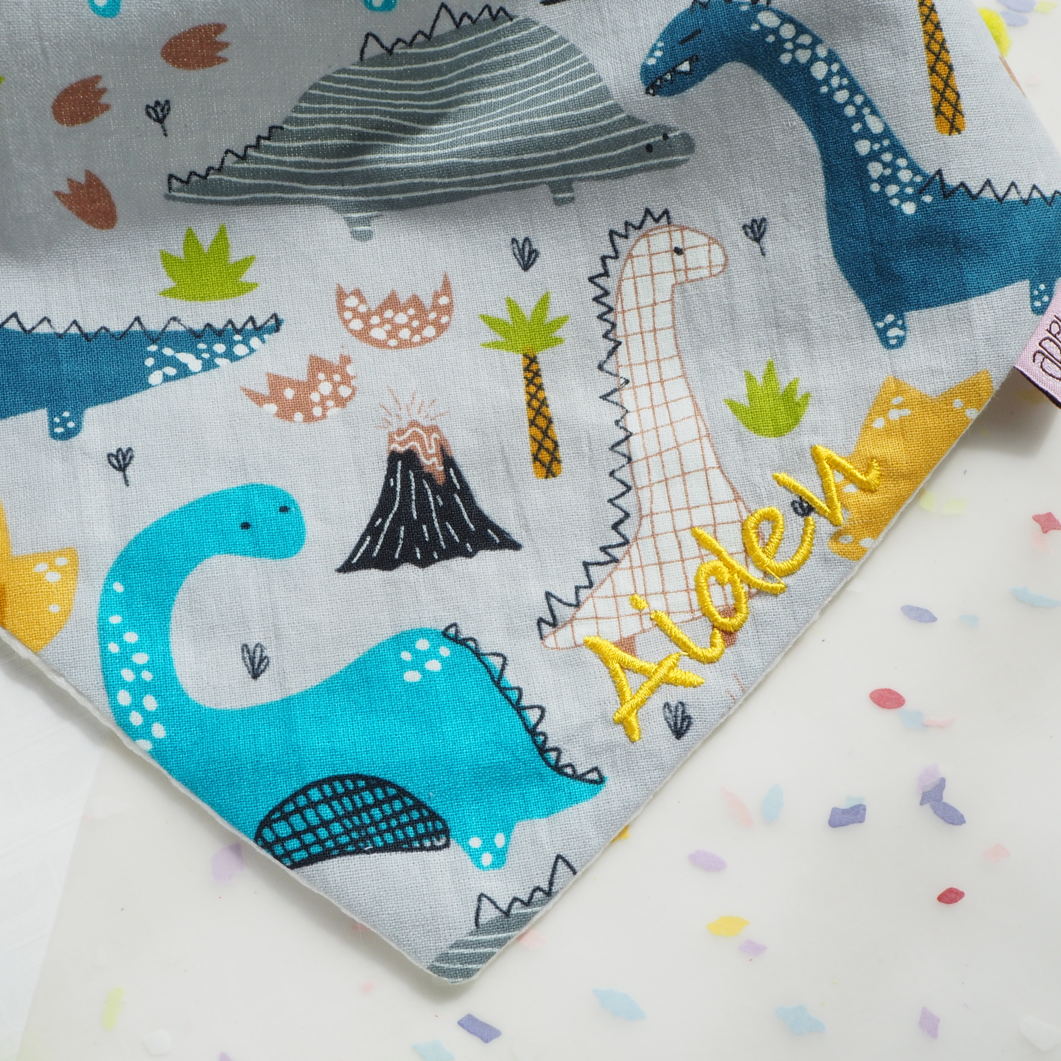 灰色恐龍圖案 三角領巾造型口水肩 彌月禮物