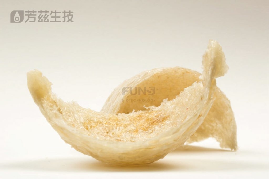 【坊間假燕窩】 因為燕窩的單價昂貴且不易分辨真假，因此有部份洗燕業者，為了競爭價格或圖更高利潤，在洗燕過程中使用不當手法銷售燕窩