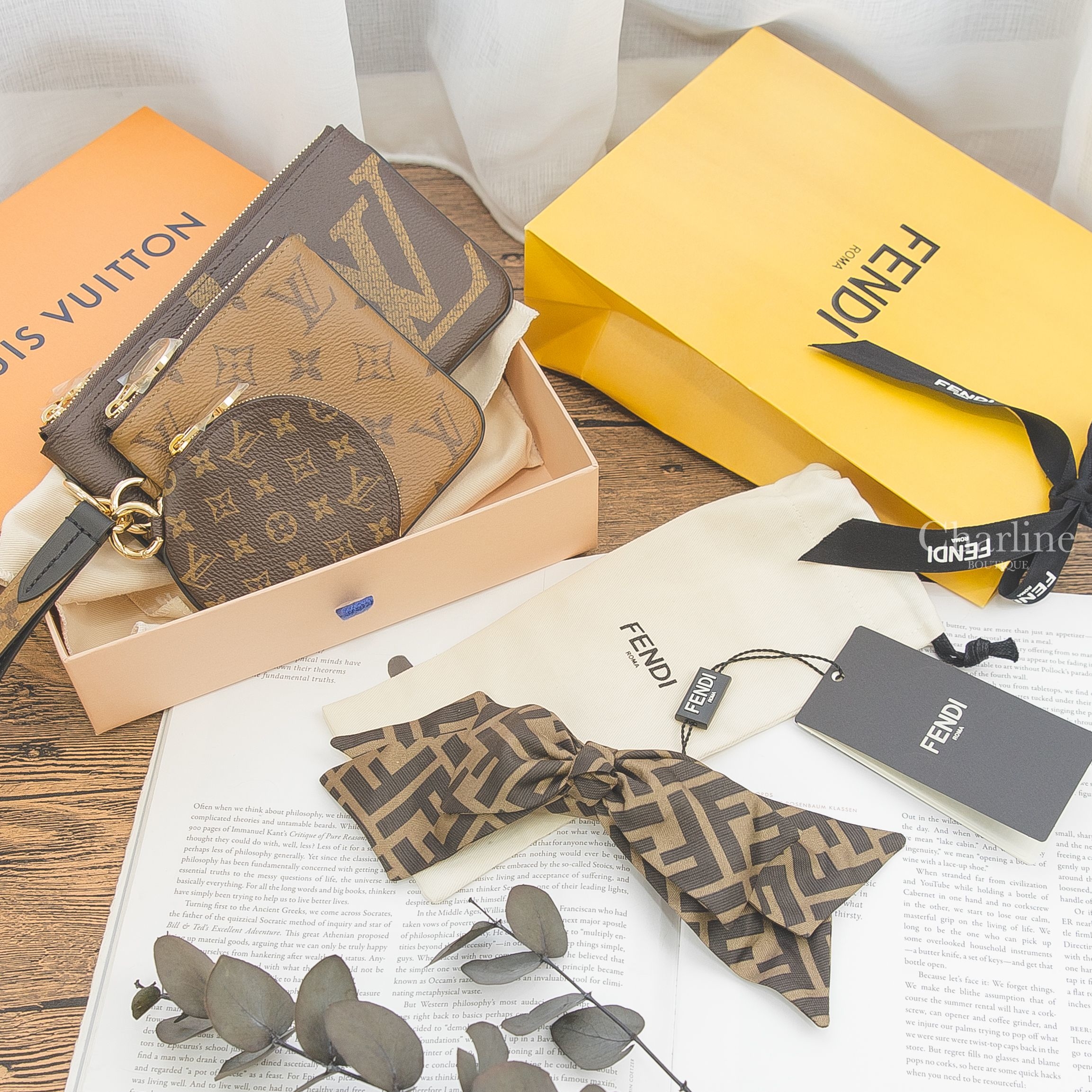 Fendi Hair Clip 咖啡色老花蝴蝶結真絲髮飾,Louis Vuitton Trio Pouch 咖啡色老花拼卡其色老花大LOGO三合一手拿包-Charline Boutique 精品代購