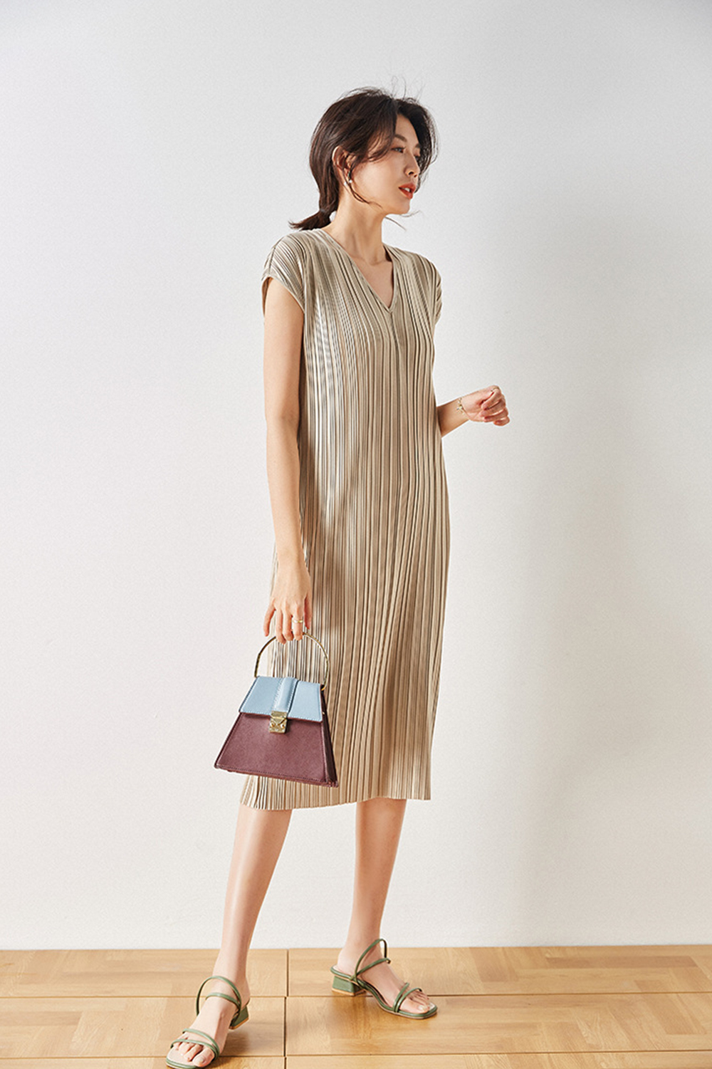 DEER.W V領半袖壓褶洋裝 駝杏