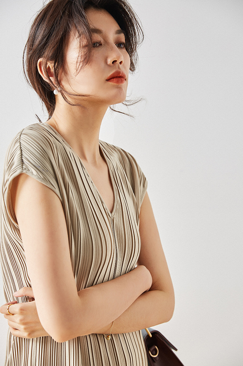 DEER.W V領半袖壓褶洋裝 駝杏