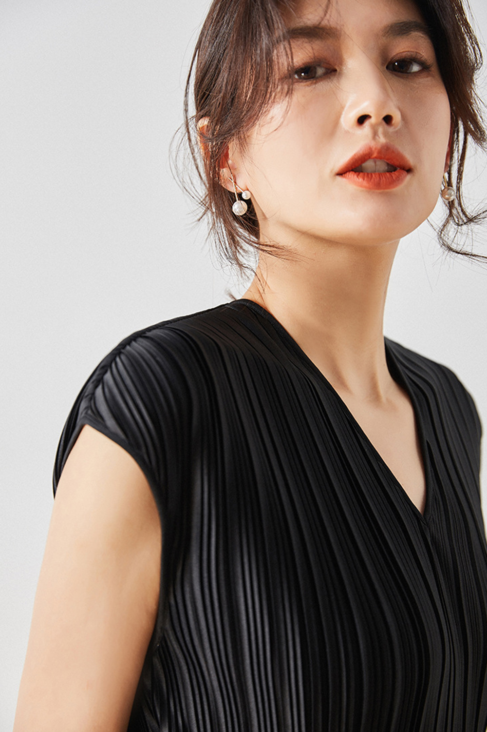 DEER.W V領半袖壓褶洋裝 黑色