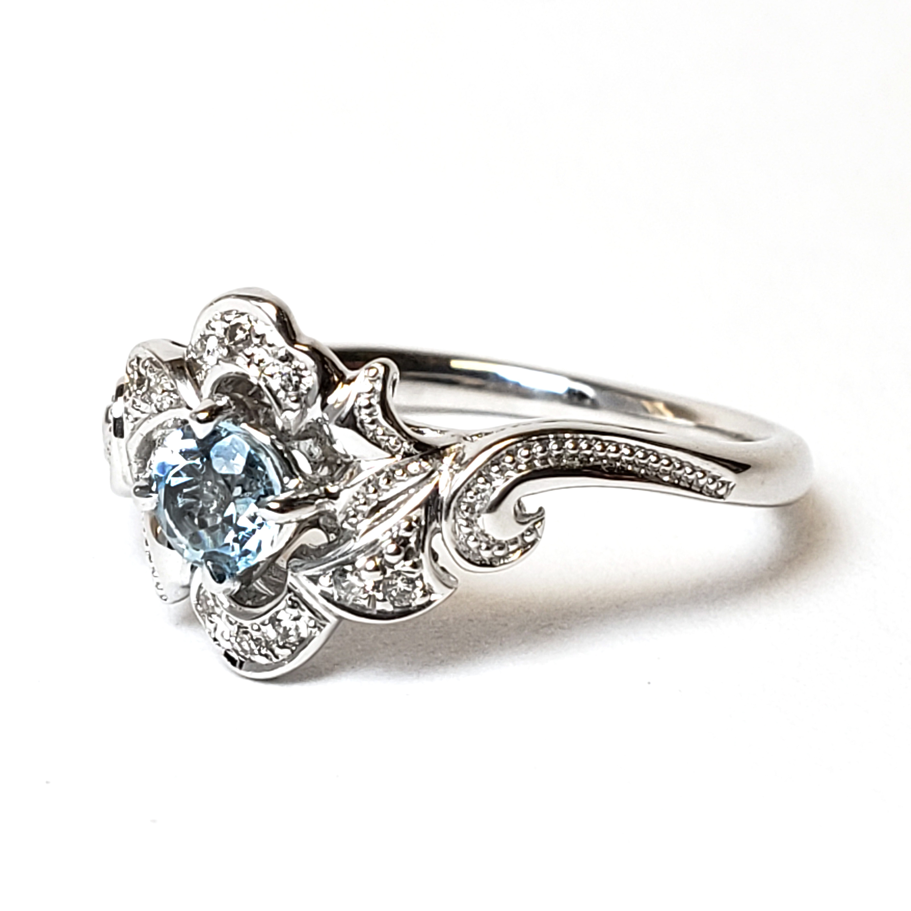 18K 白金天然鑽石/ 海藍寶戒指