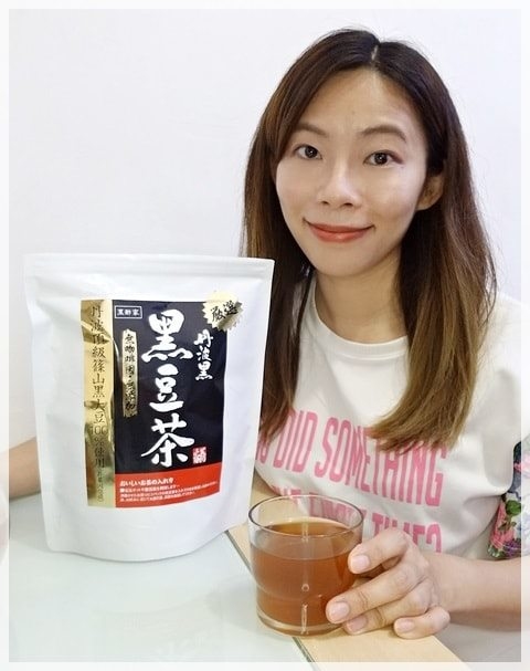 豆類有豐富蛋白質，黑豆中蛋白質含量是牛奶的12倍，含多種營養成分，有滋補養顏、烏髮亮膚、抗氧化抗衰老、強化血管、補腎強身等功效，有豆中之王之稱，特別適合女士們食用。 黑酢家嚴選日本京都丹波出產的黑豆。我試過之後，都有意用來代替每天必飲的咖啡呢~
