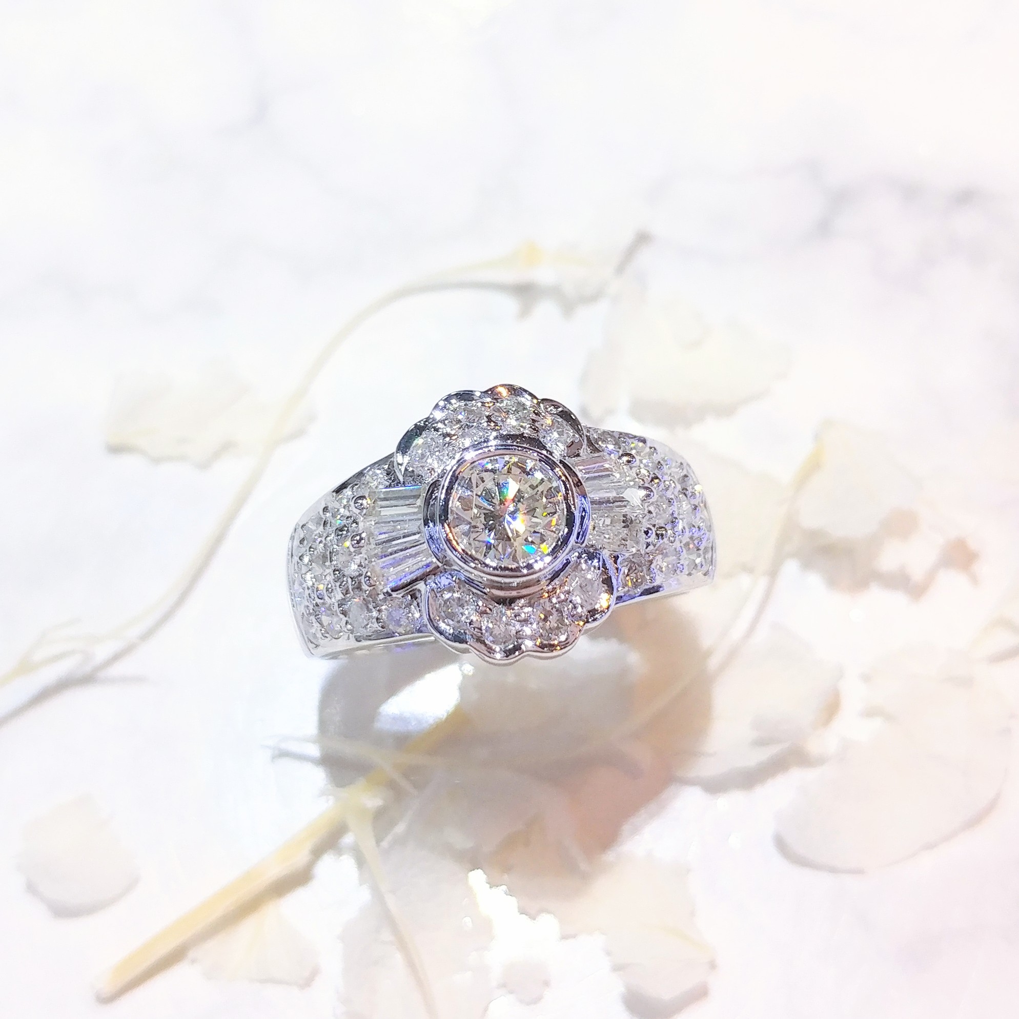 全新18K白金【單粒48份鑽石】配小鑽共1卡38份戒指