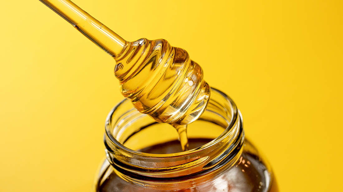 一般的蜂蜜因釀酵時間較短的緣故，蜂蜜裡的水分含量較高，需要透過壓縮才能變成我們常見的蜂蜜，而自然封蓋熟成蜜相比於一般蜂蜜，增加了更長的釀酵時間，將更多的酵素以及營養保存在熟成蜜中，可以更好幫助人體吸收蜂蜜中的營養，成為運動或身體疲勞時，快速補充身體營養的好選擇! | 蜂樺蜂蜜專賣店