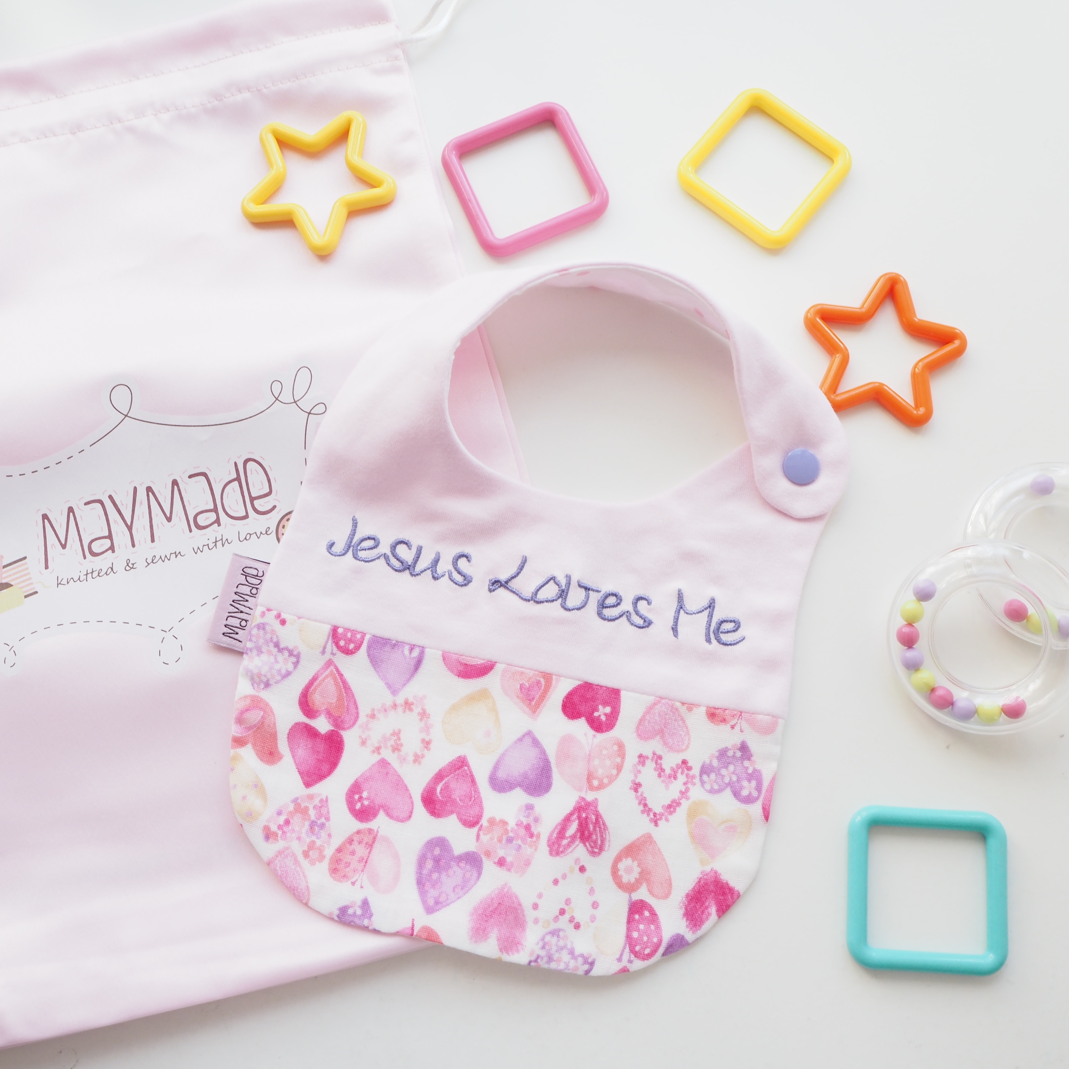 愛心圖案 拼布款繡名口水肩