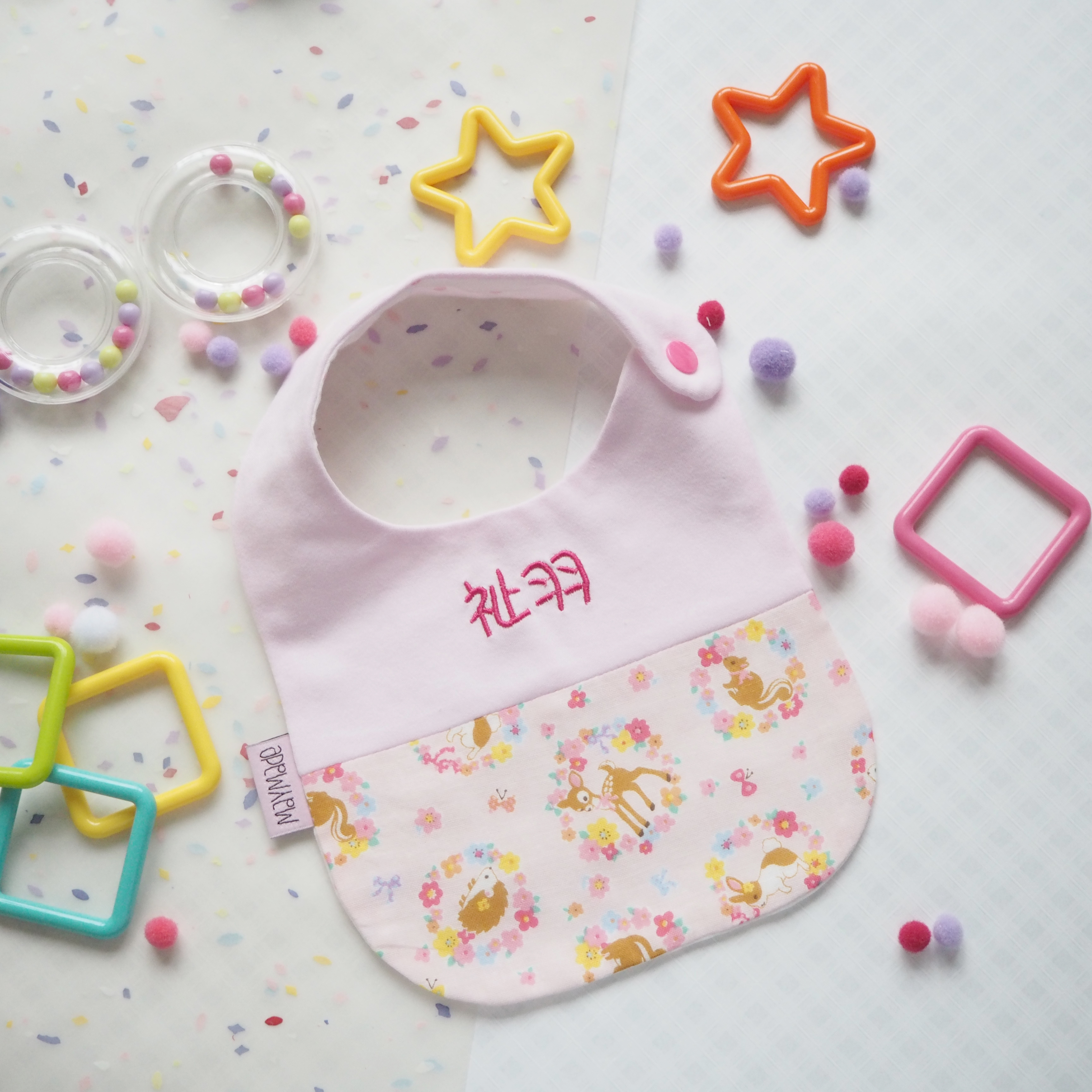 粉紅色花環動物圖案 拼布款繡名口水肩