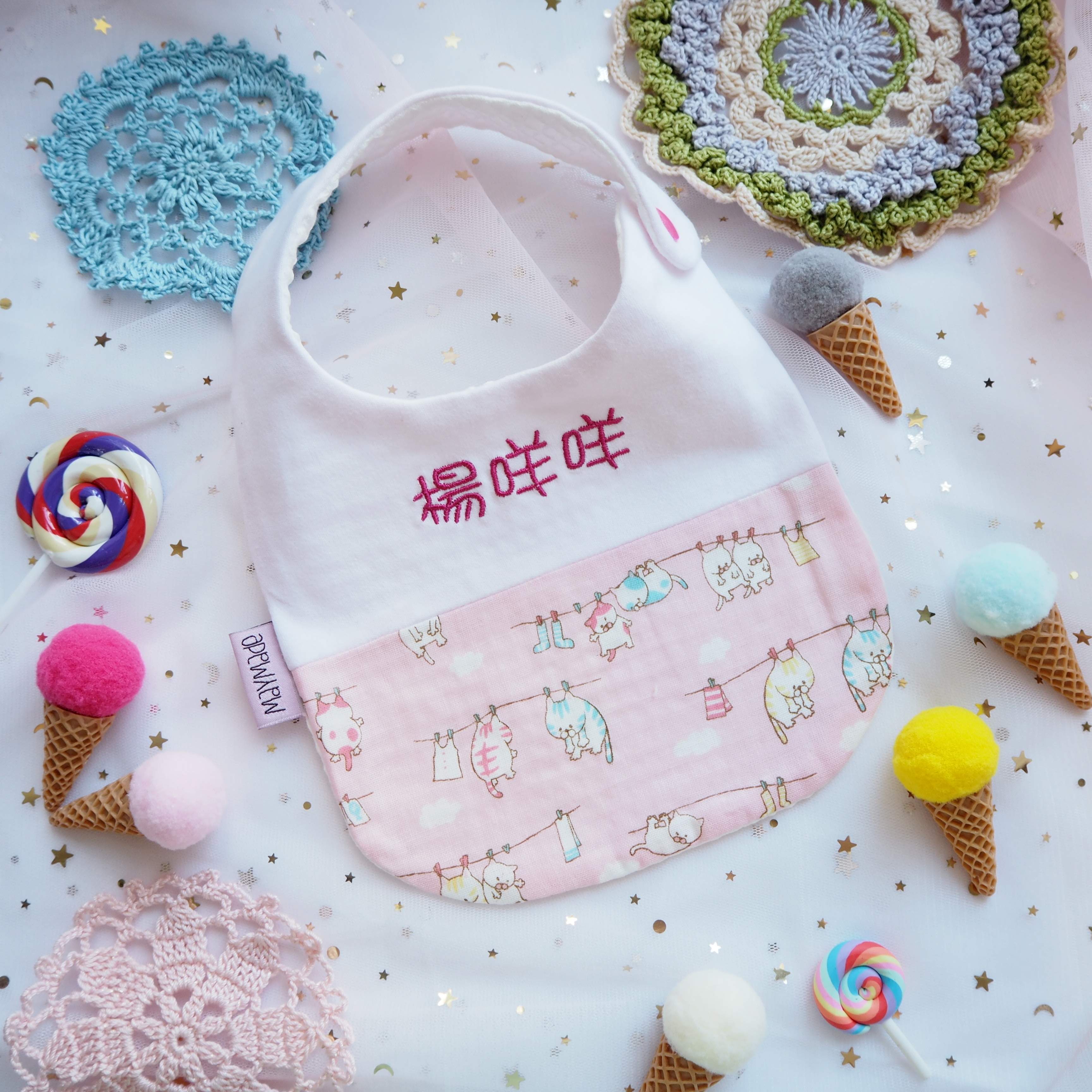 粉紅色貓貓圖案 拼布款繡名口水肩