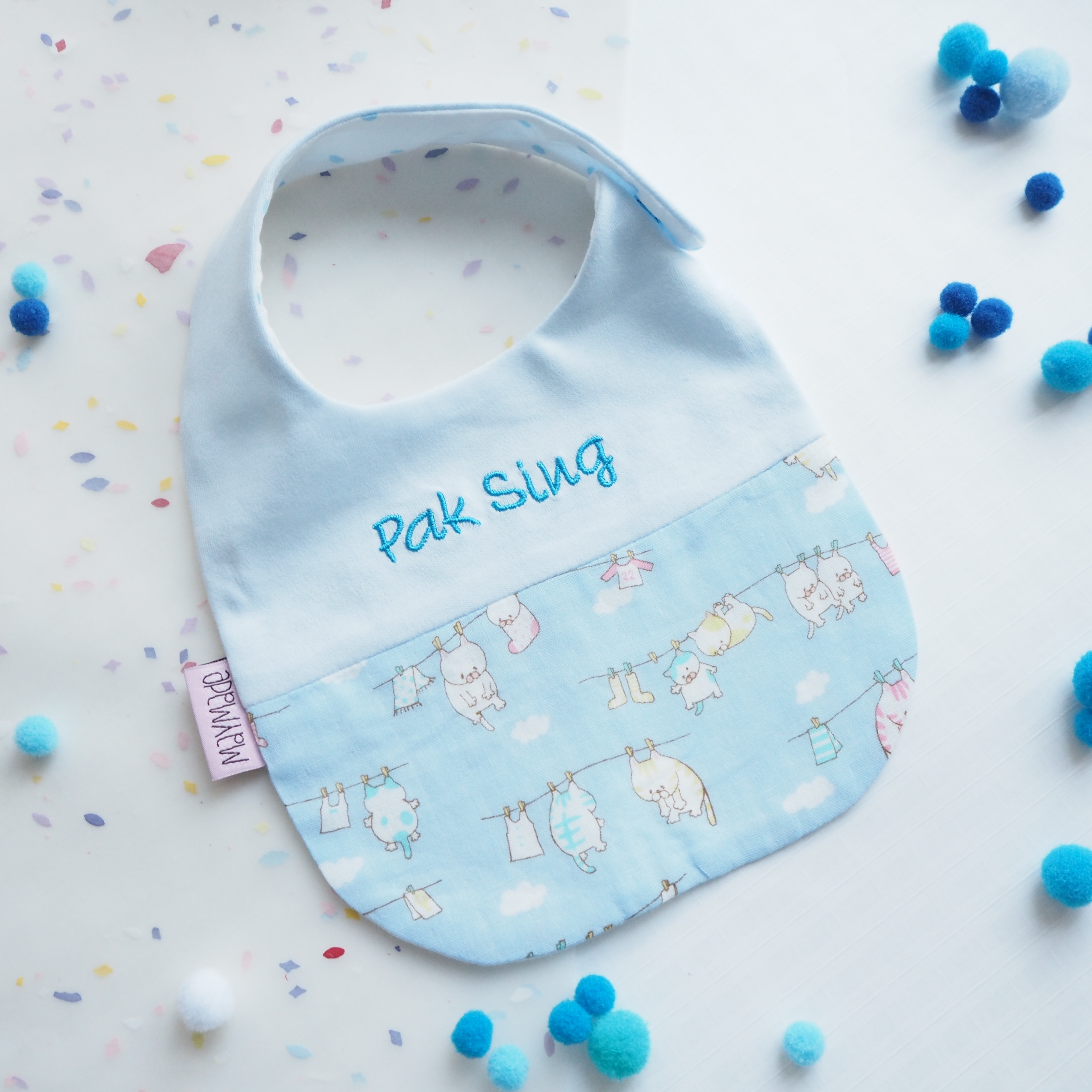 藍色貓貓圖案 拼布款繡名口水肩