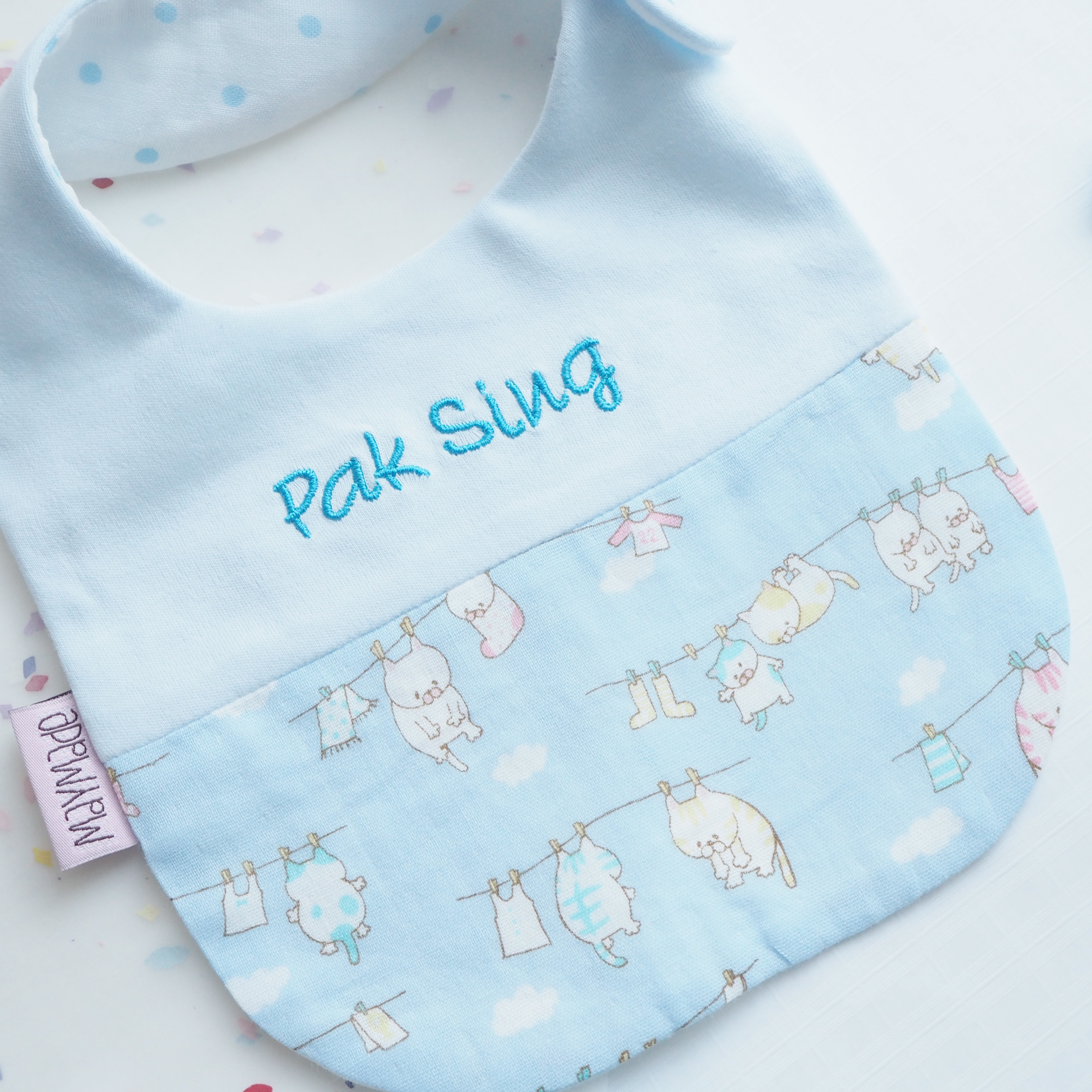 藍色貓貓圖案 拼布款繡名口水肩