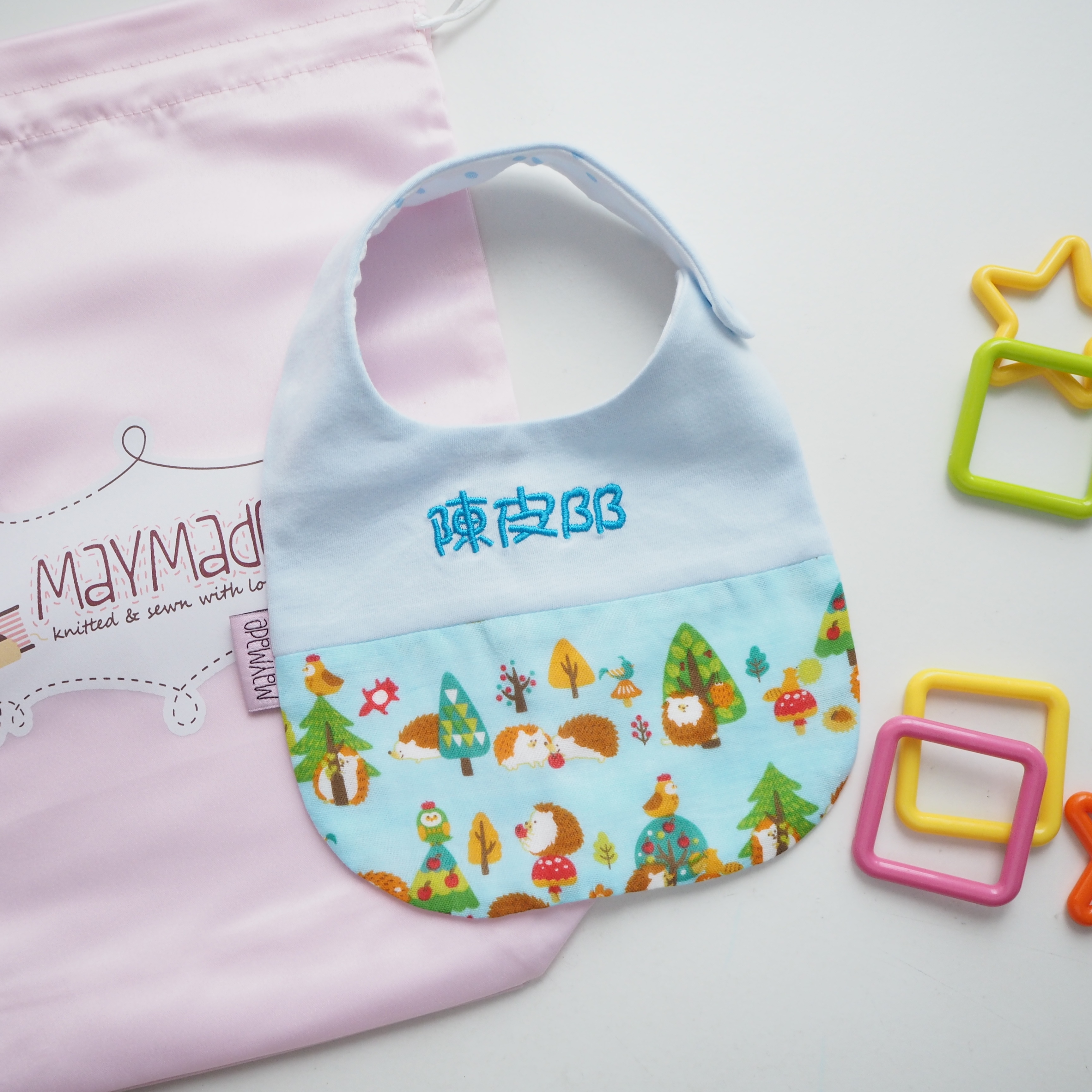 [SALE] 藍色刺猬圖案 拼布款繡名口水肩