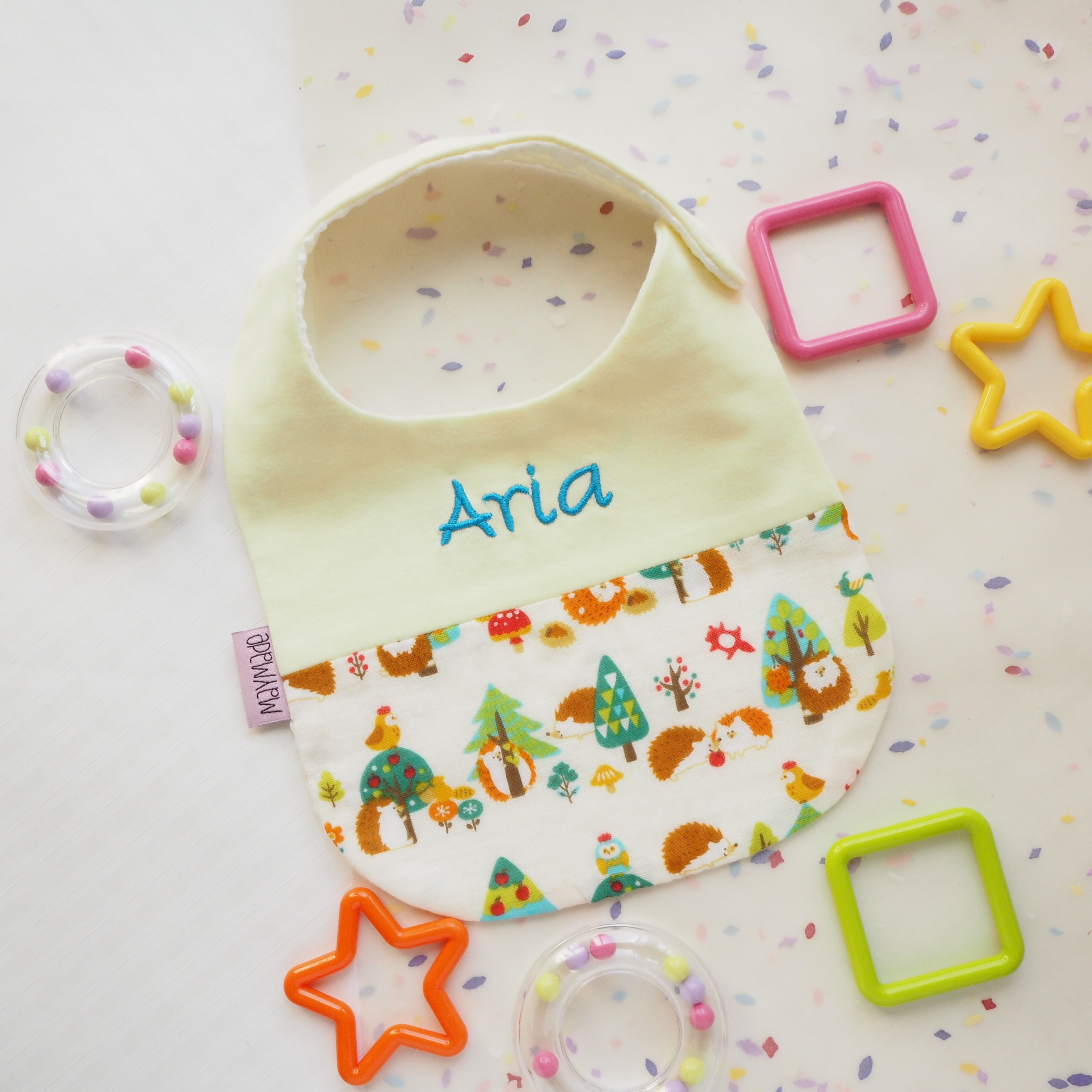 米色刺猬圖案 拼布款繡名口水肩