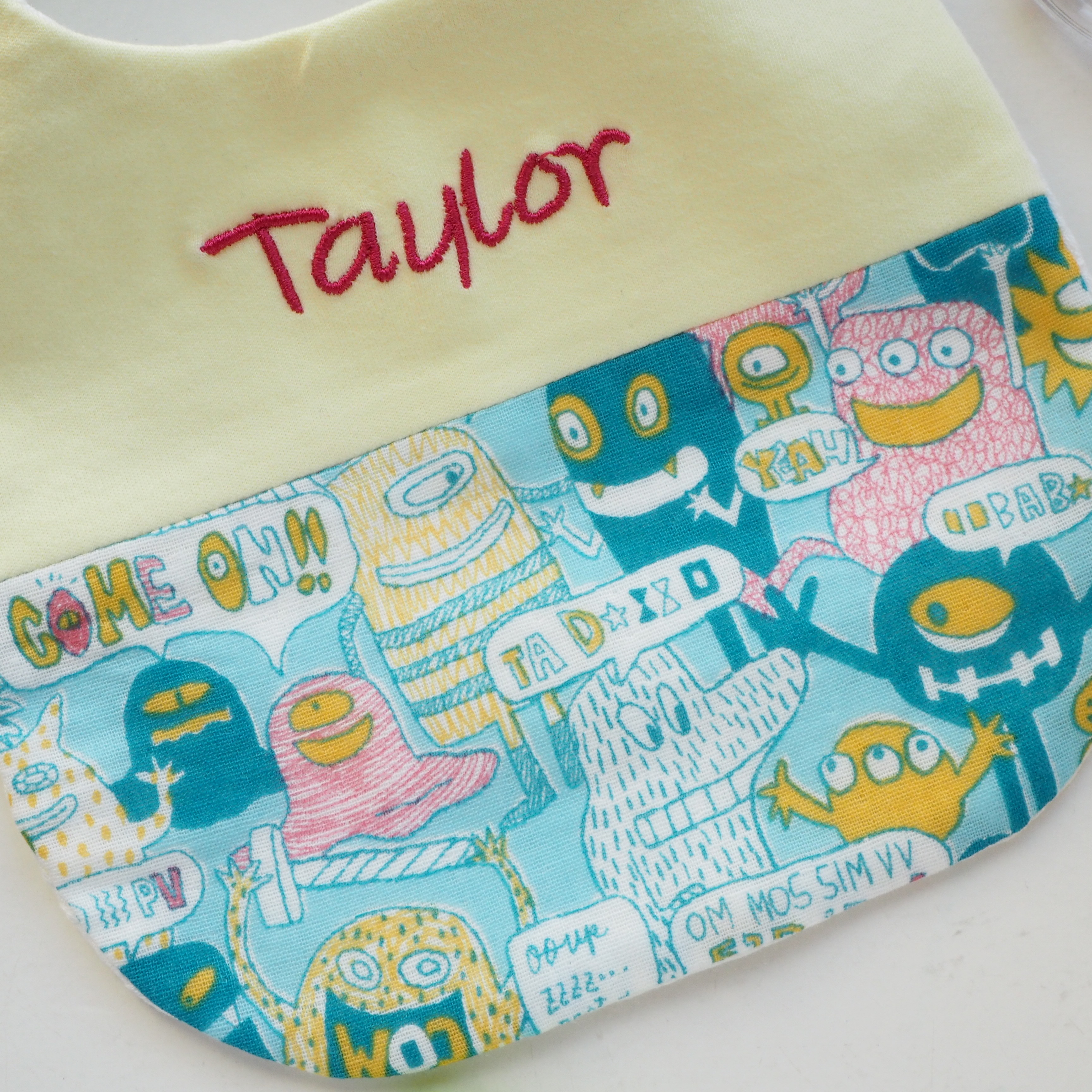 [SALE] 怪獸圖案 拼布款繡名口水肩