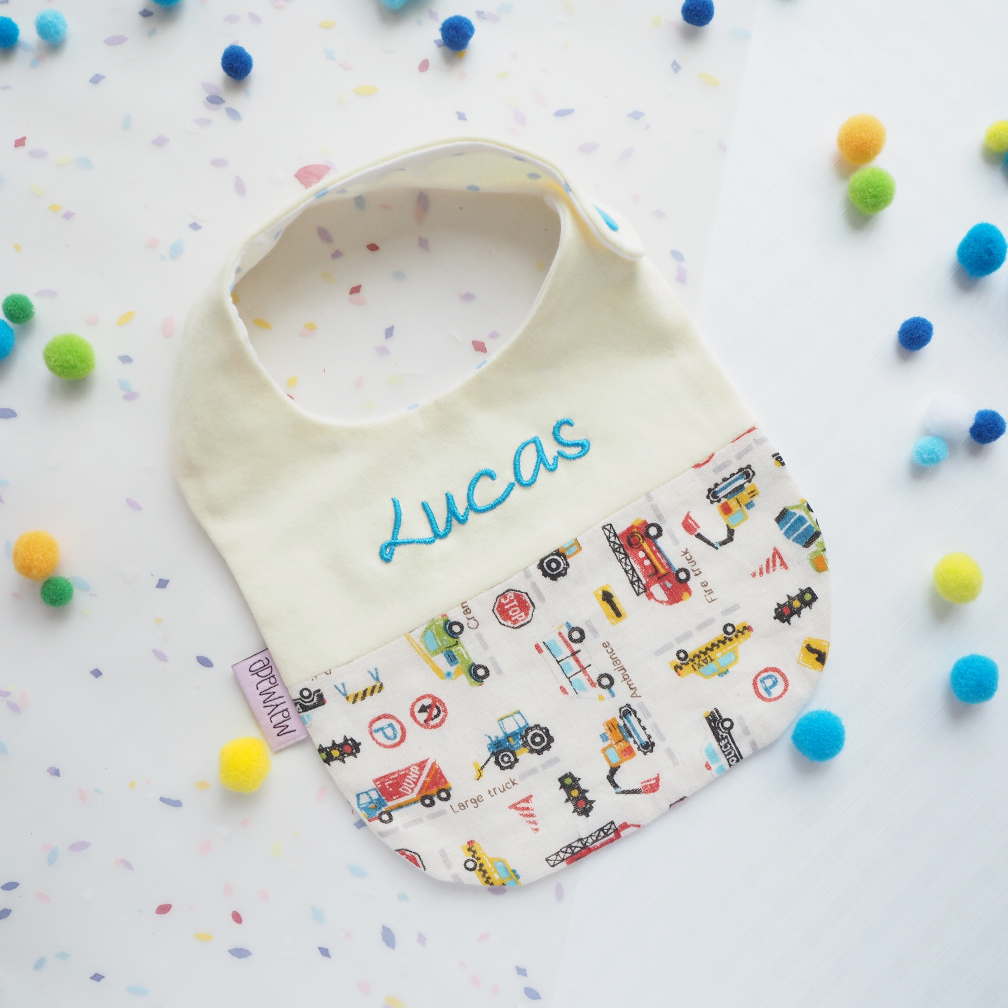 英文字車圖案 拼布款繡名口水肩