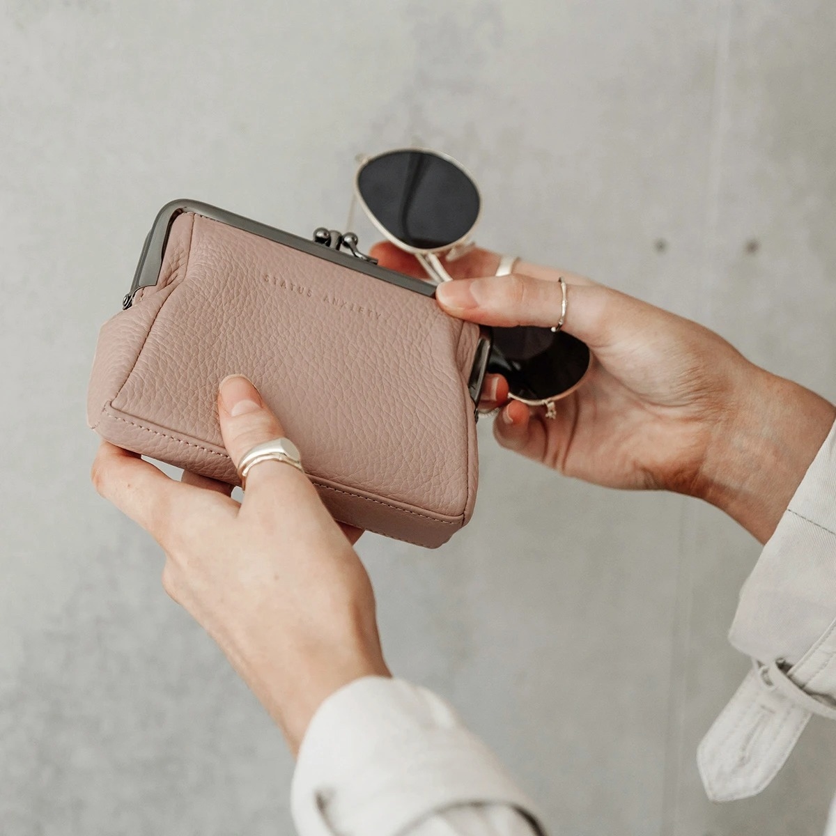 Status Anxiety | VOLATILE 口金零錢包5色（黑、灰、粉、綠、藍、駝）