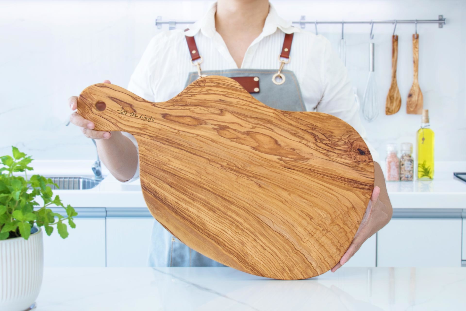 自然造型手把橄榄木砧板-60公分特大(含手把)-品酒乾酪·坚果·上菜
