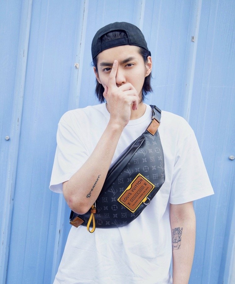 bag-white-t-shirt-outfit-1