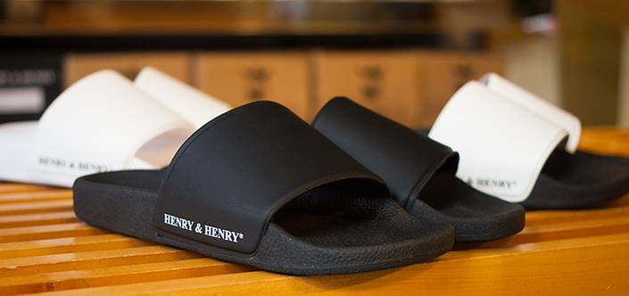 slipper-white-t-shirt-outfit-3