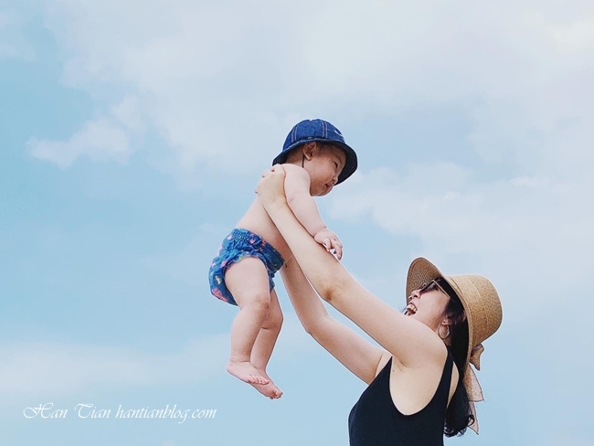芳茲日月養生滴雞精豐富的蛋白質對人體很好！不管是懷孕中、生產後，或是像我一樣照顧小孩很勞累的媽咪，都非常適合補充，生產完之後，我有特別買了三大盒 每天固定空腹喝一包，可以幫助傷口跟身體復原加快。