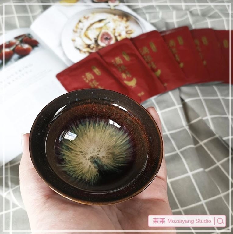 平常我會喝滴雞精來補充營養、提振精神。最近喝的是芳茲日月養生滴雞精，是曾國城推薦滴雞精，說到這個品牌的製造廠商你一定不陌生，就是我們從小吃到大的波蜜！幾十年的老品牌大廠，對於食材、原料與製作方面都嚴格把關，我當然可以放心喝囉！