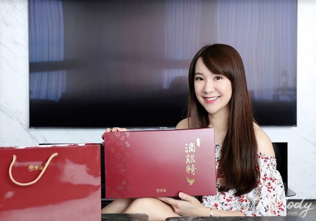 哺餵母奶真的是一件甜蜜的負荷，總是想給她最好的，但又常常一邊擠奶一邊覺得自己快要被榨乾了，所以母乳媽媽真的很需要好好補一下， 這篇來跟大家分享我產後喝的日月養生滴雞精，是曾國城代言的，很好喝、無腥味，零脂肪、零膽固醇，完全不用怕會越補越胖。