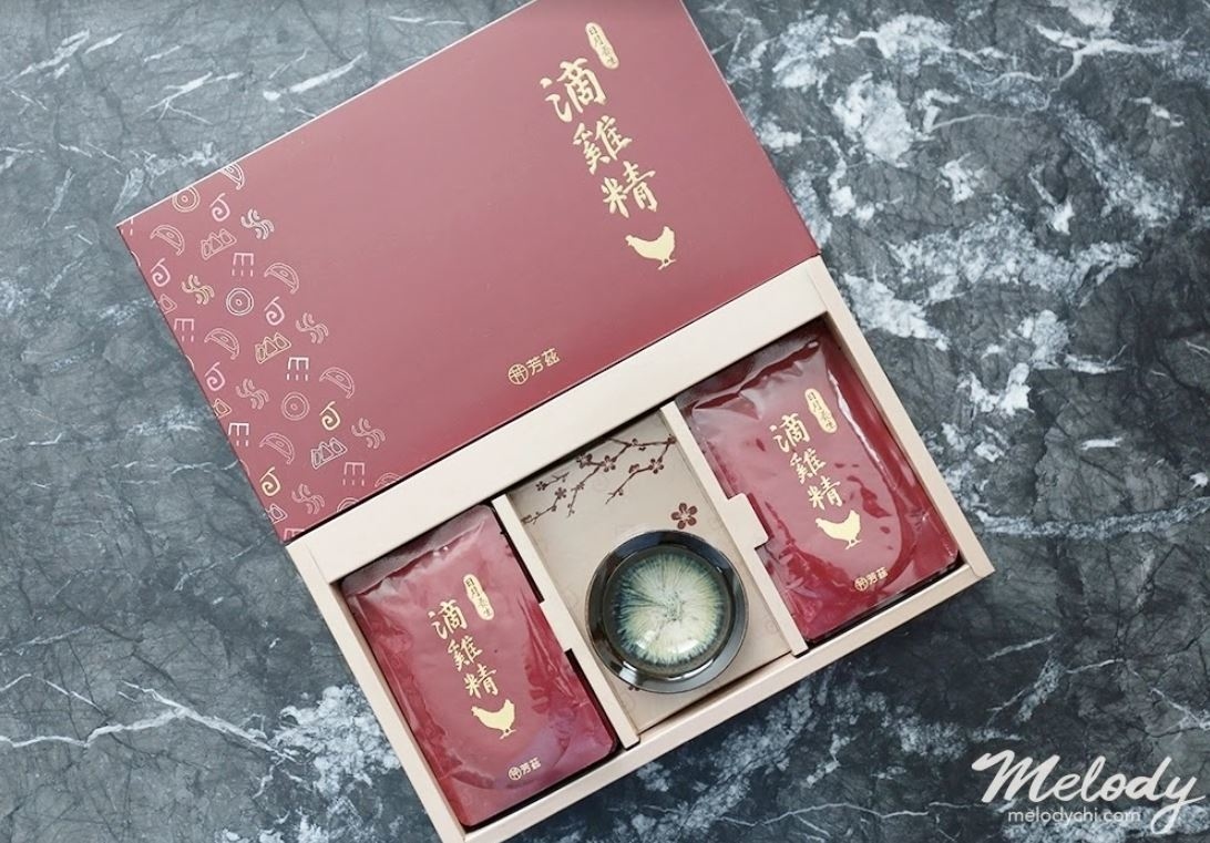 哺餵母奶真的是一件甜蜜的負荷，總是想給她最好的，但又常常一邊擠奶一邊覺得自己快要被榨乾了，所以母乳媽媽真的很需要好好補一下， 這篇來跟大家分享我產後喝的日月養生滴雞精，是曾國城代言的，很好喝、無腥味，零脂肪、零膽固醇，完全不用怕會越補越胖。