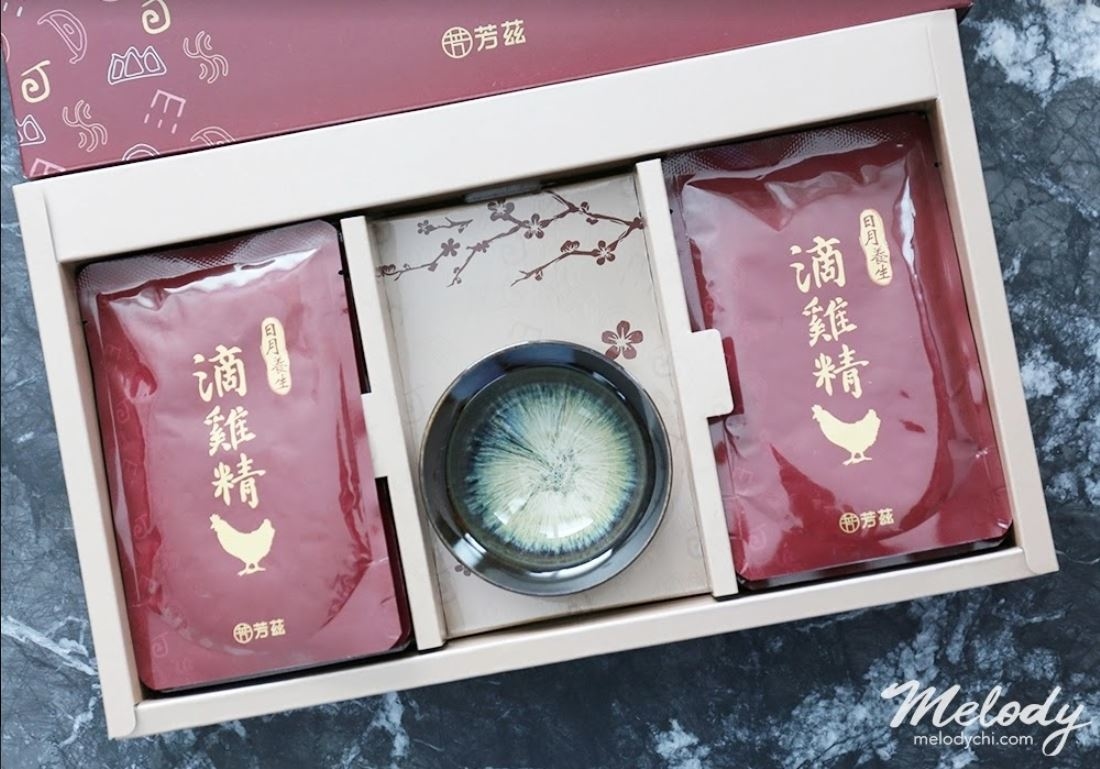 哺餵母奶真的是一件甜蜜的負荷，總是想給她最好的，但又常常一邊擠奶一邊覺得自己快要被榨乾了，所以母乳媽媽真的很需要好好補一下， 這篇來跟大家分享我產後喝的日月養生滴雞精，是曾國城代言的，很好喝、無腥味，零脂肪、零膽固醇，完全不用怕會越補越胖。