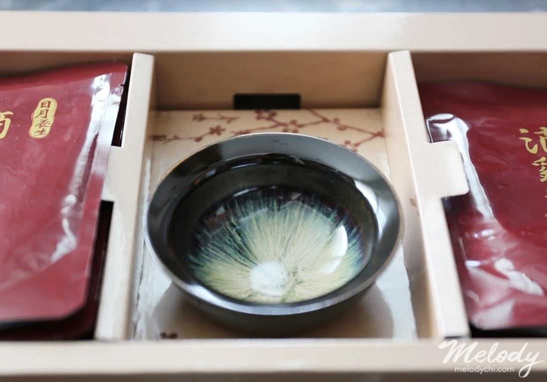 哺餵母奶真的是一件甜蜜的負荷，總是想給她最好的，但又常常一邊擠奶一邊覺得自己快要被榨乾了，所以母乳媽媽真的很需要好好補一下， 這篇來跟大家分享我產後喝的日月養生滴雞精，是曾國城代言的，很好喝、無腥味，零脂肪、零膽固醇，完全不用怕會越補越胖。