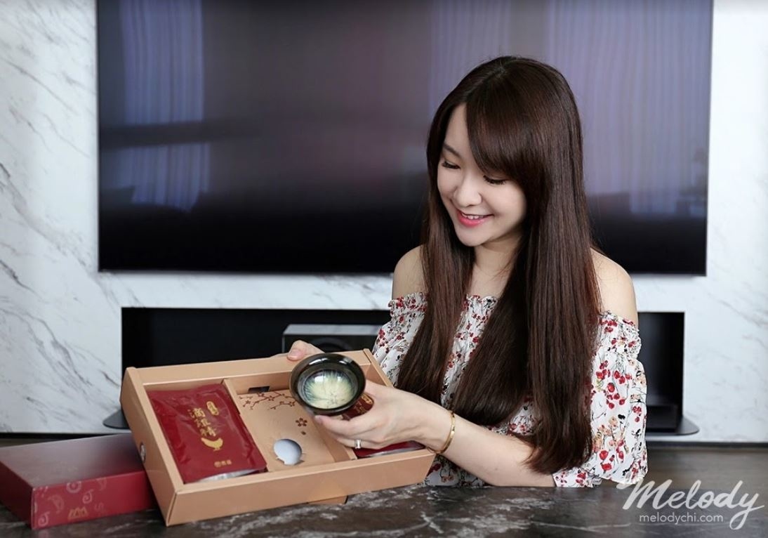 哺餵母奶真的是一件甜蜜的負荷，總是想給她最好的，但又常常一邊擠奶一邊覺得自己快要被榨乾了，所以母乳媽媽真的很需要好好補一下， 這篇來跟大家分享我產後喝的日月養生滴雞精，是曾國城代言的，很好喝、無腥味，零脂肪、零膽固醇，完全不用怕會越補越胖。