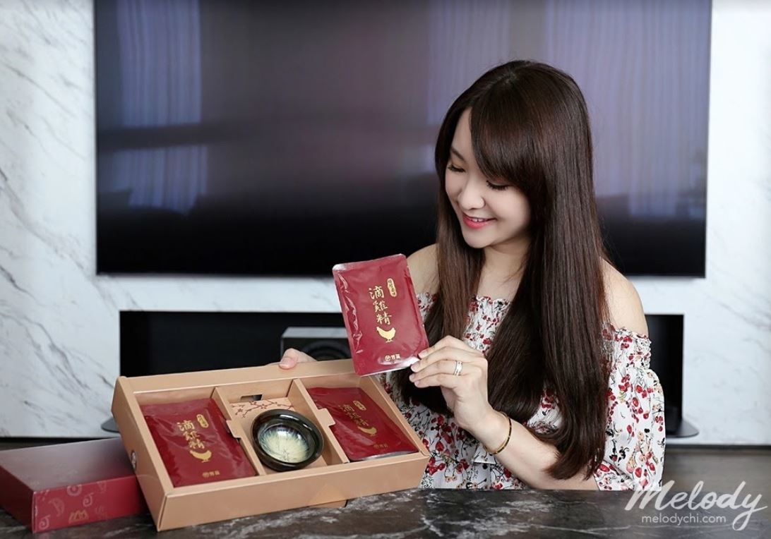 哺餵母奶真的是一件甜蜜的負荷，總是想給她最好的，但又常常一邊擠奶一邊覺得自己快要被榨乾了，所以母乳媽媽真的很需要好好補一下， 這篇來跟大家分享我產後喝的日月養生滴雞精，是曾國城代言的，很好喝、無腥味，零脂肪、零膽固醇，完全不用怕會越補越胖。