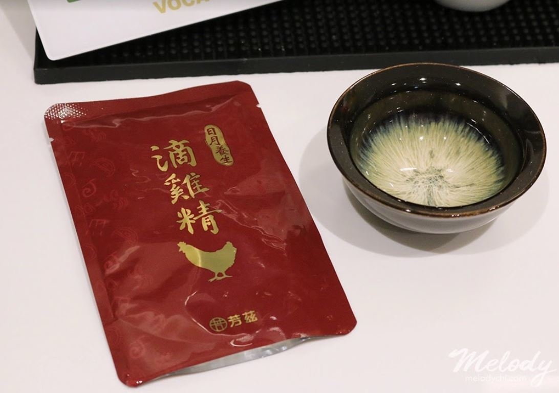 哺餵母奶真的是一件甜蜜的負荷，總是想給她最好的，但又常常一邊擠奶一邊覺得自己快要被榨乾了，所以母乳媽媽真的很需要好好補一下， 這篇來跟大家分享我產後喝的日月養生滴雞精，是曾國城代言的，很好喝、無腥味，零脂肪、零膽固醇，完全不用怕會越補越胖。