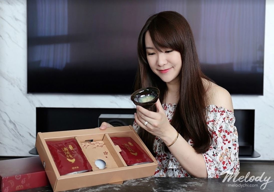 哺餵母奶真的是一件甜蜜的負荷，總是想給她最好的，但又常常一邊擠奶一邊覺得自己快要被榨乾了，所以母乳媽媽真的很需要好好補一下， 這篇來跟大家分享我產後喝的日月養生滴雞精，是曾國城代言的，很好喝、無腥味，零脂肪、零膽固醇，完全不用怕會越補越胖。