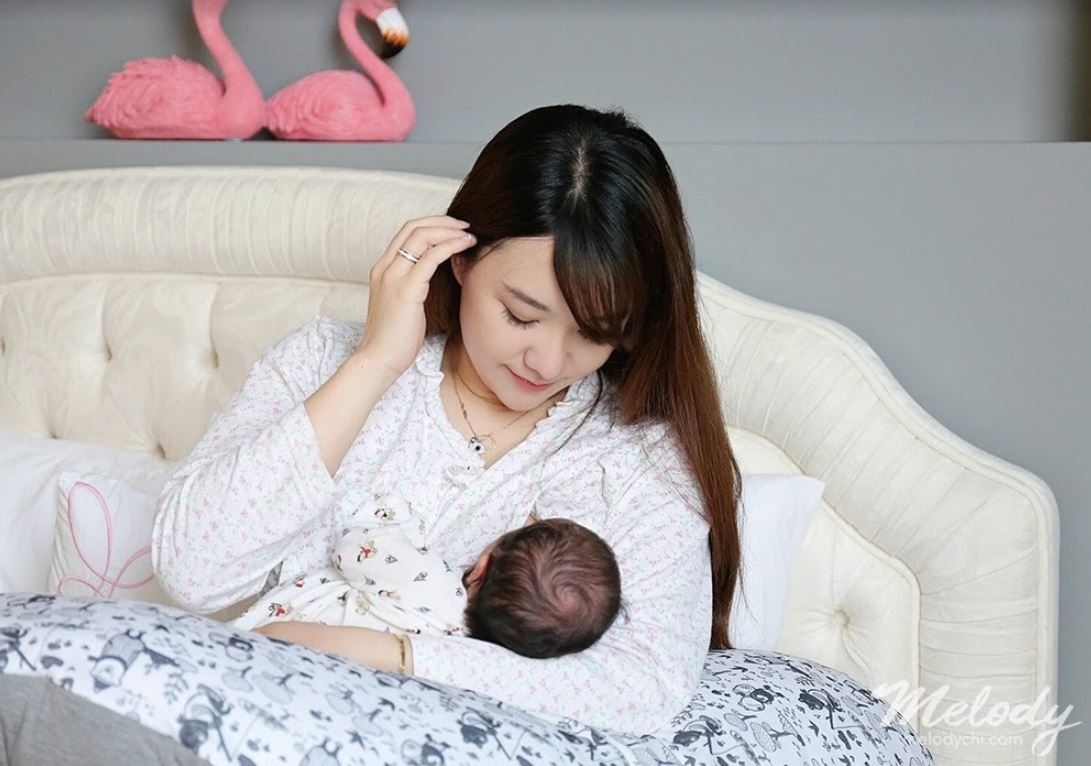 哺餵母奶真的是一件甜蜜的負荷，總是想給她最好的，但又常常一邊擠奶一邊覺得自己快要被榨乾了，所以母乳媽媽真的很需要好好補一下， 這篇來跟大家分享我產後喝的日月養生滴雞精，是曾國城代言的，很好喝、無腥味，零脂肪、零膽固醇，完全不用怕會越補越胖。