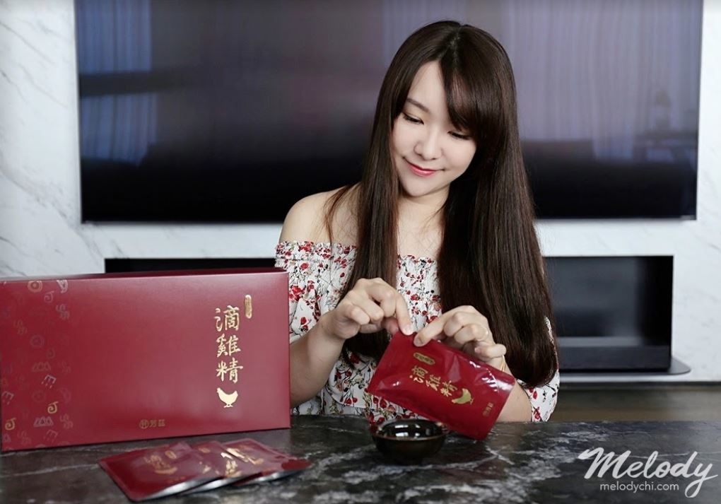 哺餵母奶真的是一件甜蜜的負荷，總是想給她最好的，但又常常一邊擠奶一邊覺得自己快要被榨乾了，所以母乳媽媽真的很需要好好補一下， 這篇來跟大家分享我產後喝的日月養生滴雞精，是曾國城代言的，很好喝、無腥味，零脂肪、零膽固醇，完全不用怕會越補越胖。